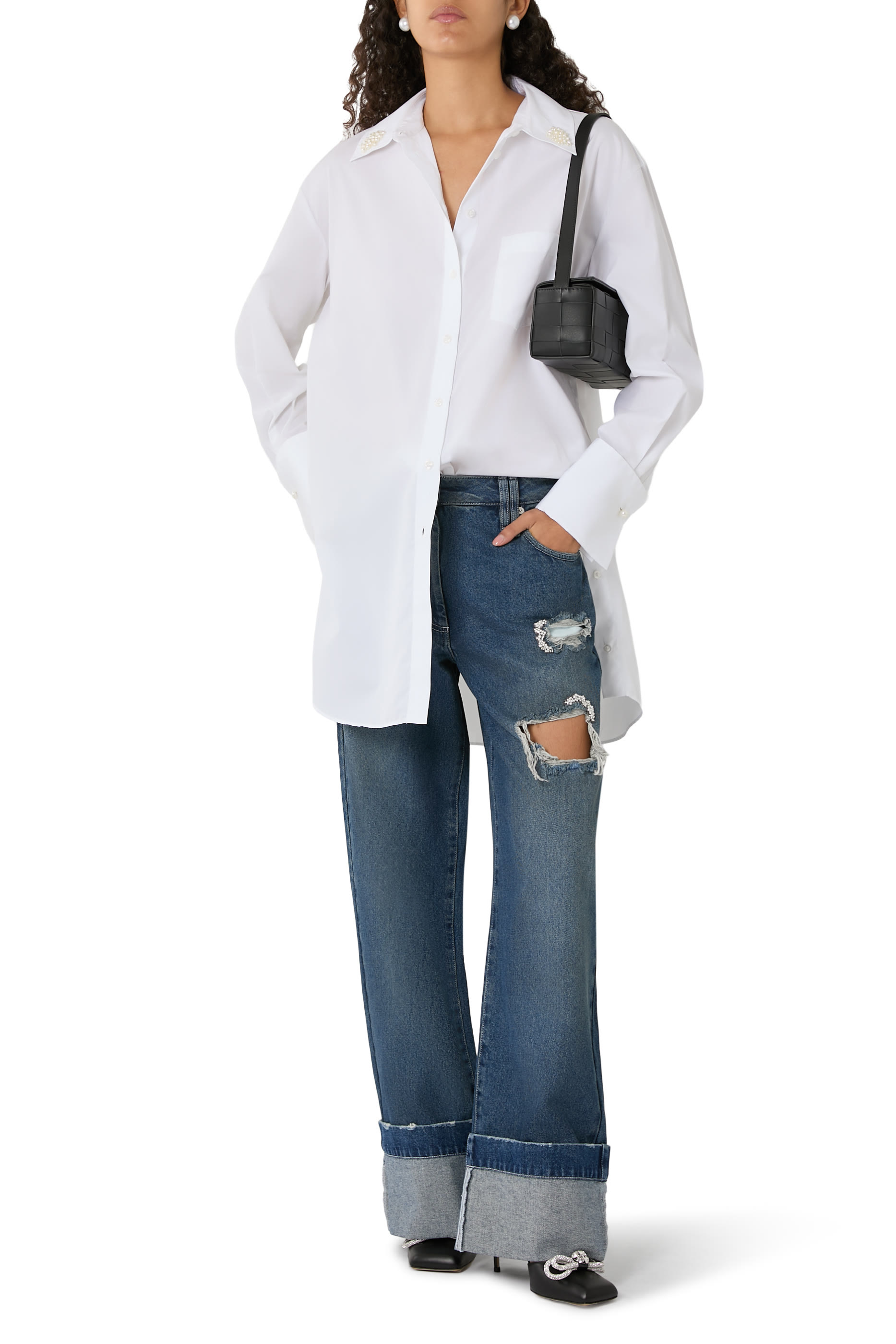 قميص بأزرار وأساور طويلة