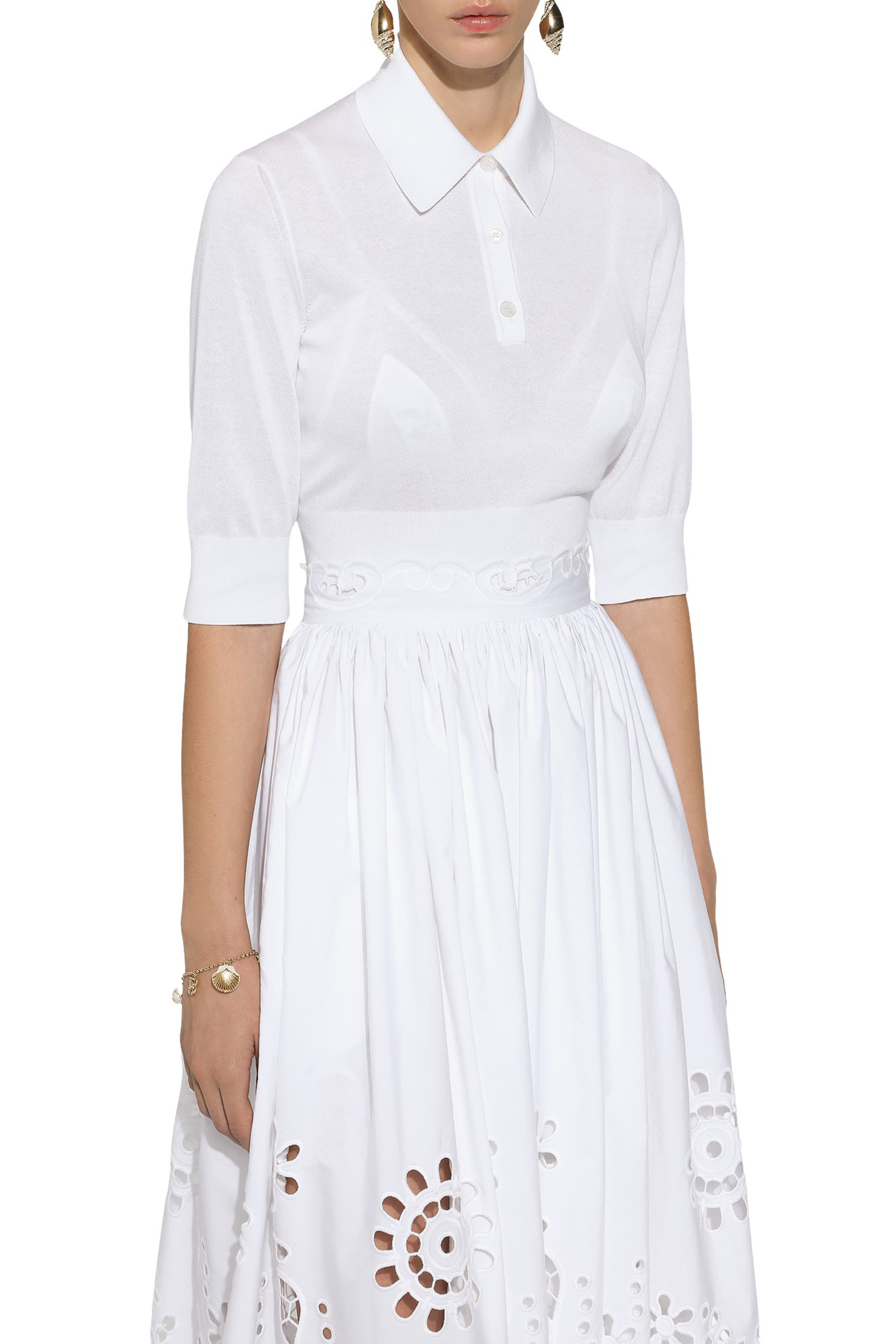 أقراط بتصميم صدفة مرصعة بأحجار الراين ومزينة بشعار الماركة