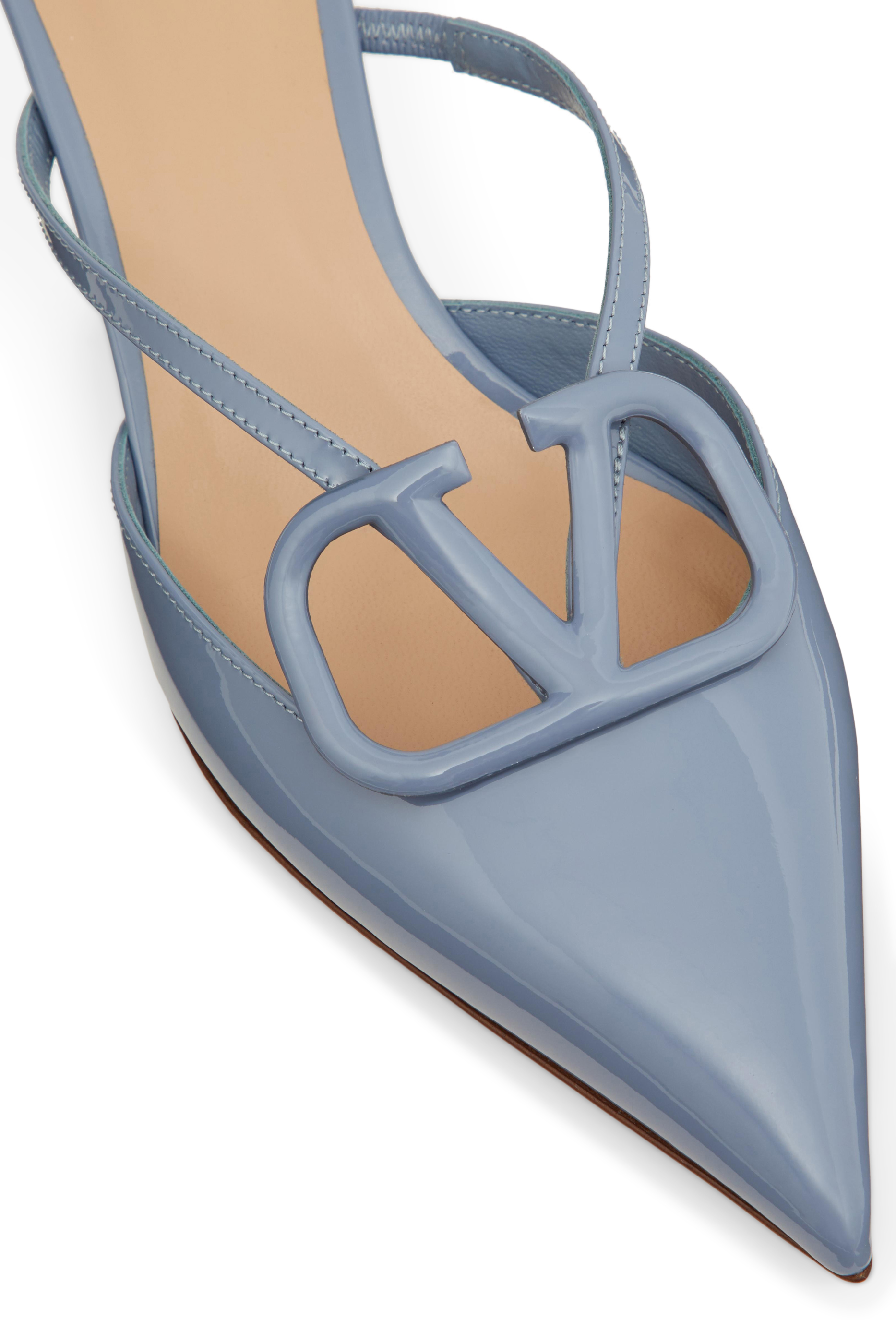 حذاء مفتوح من الخلف بشعار حرف V