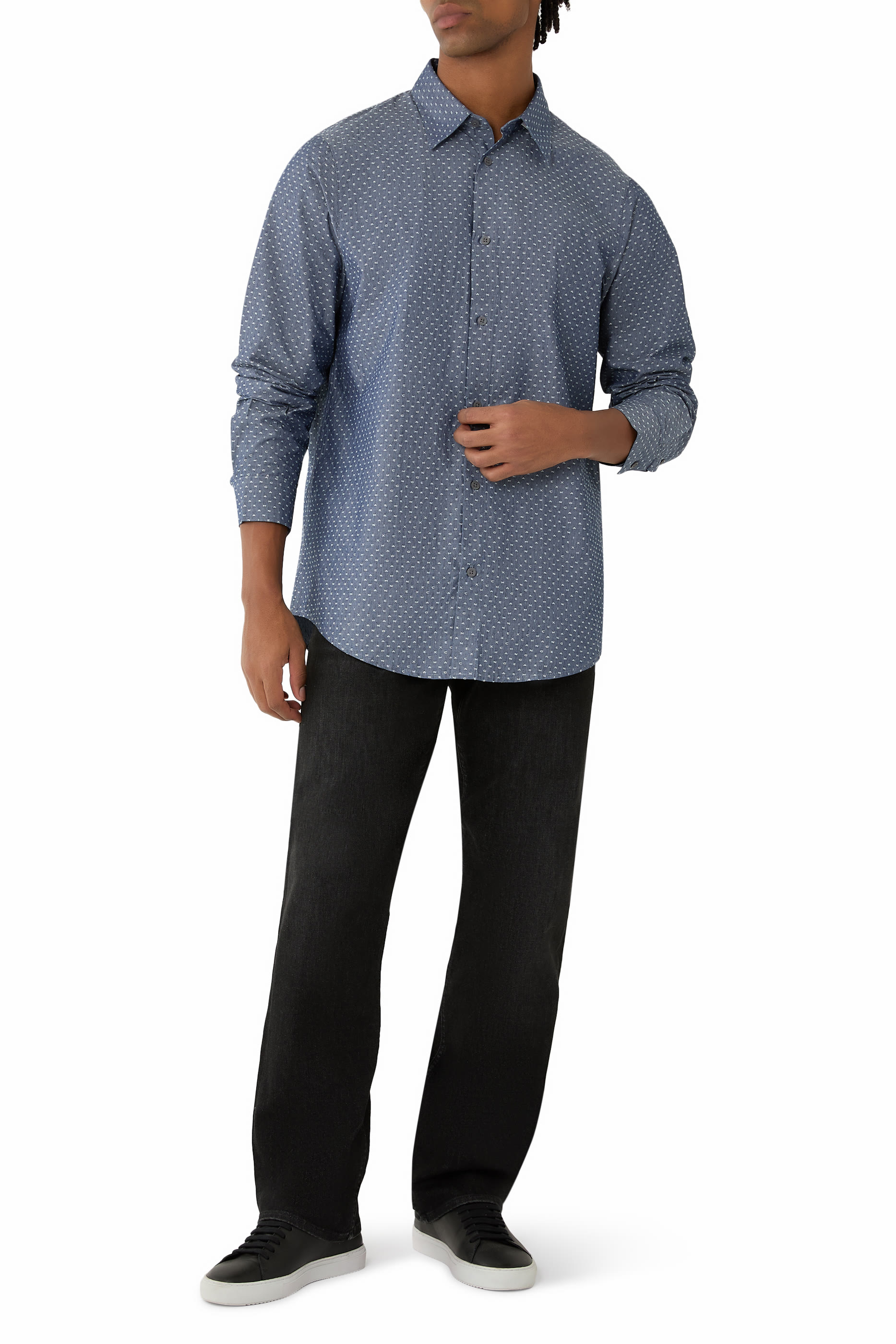 قميص بأكمام طويلة وشعار الماركة