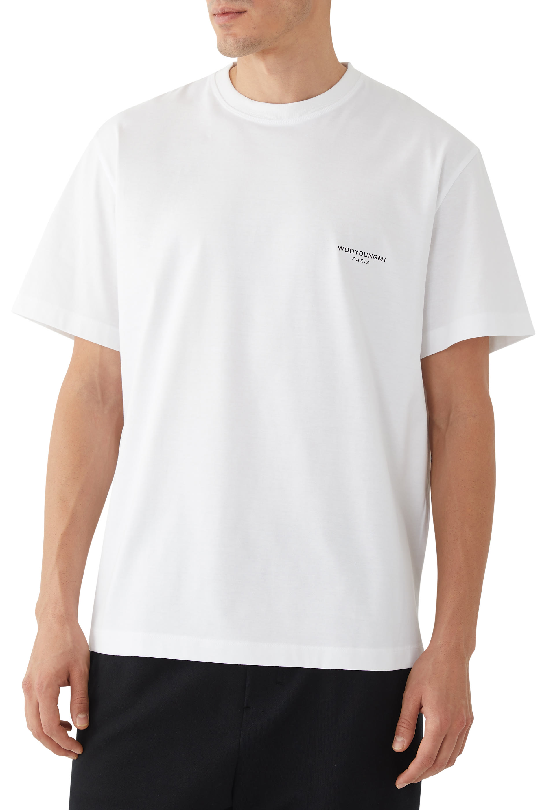 تيشيرت بطبعات شعار الماركة