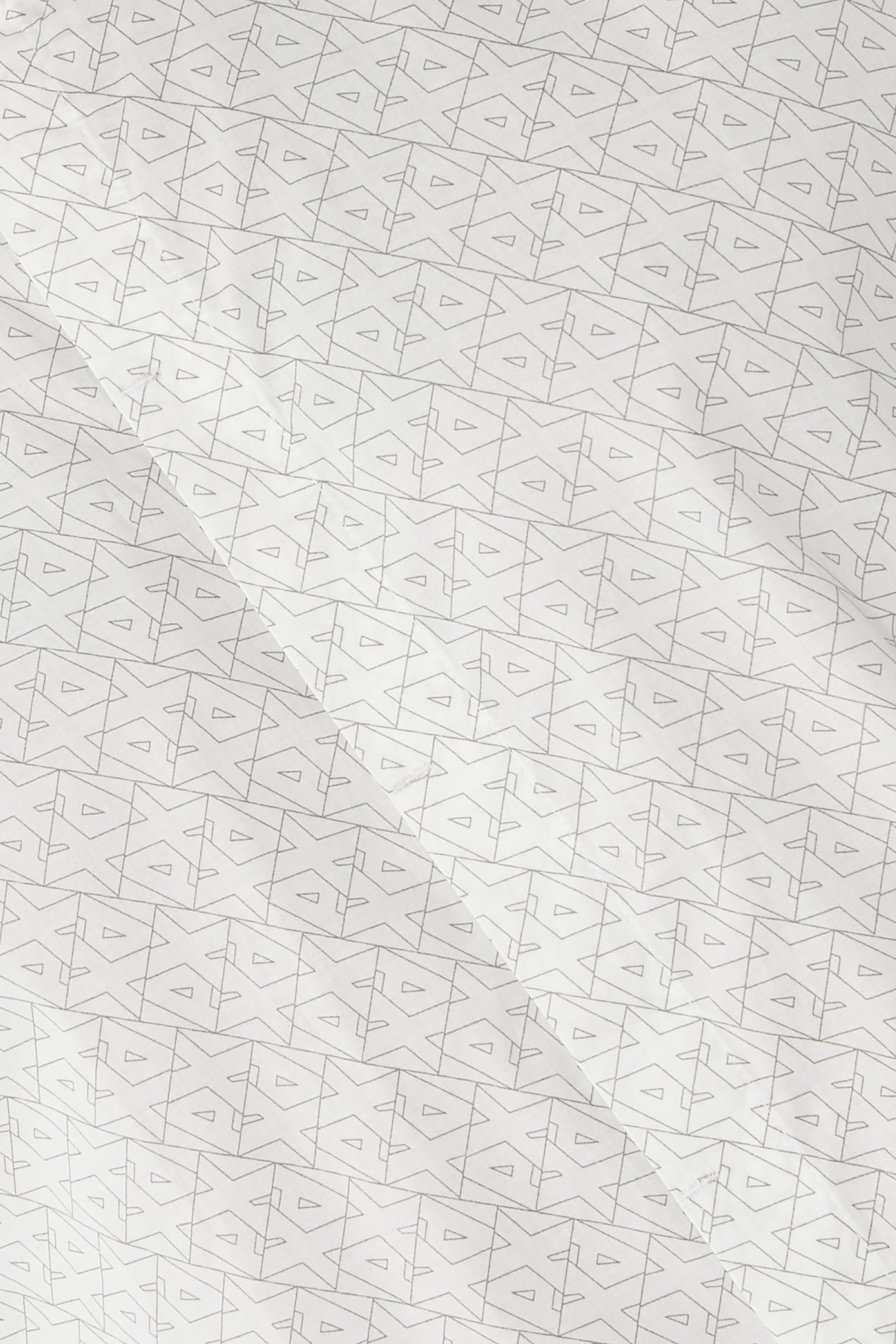 قميص بقصة ضيقة بأكمام قصيرة