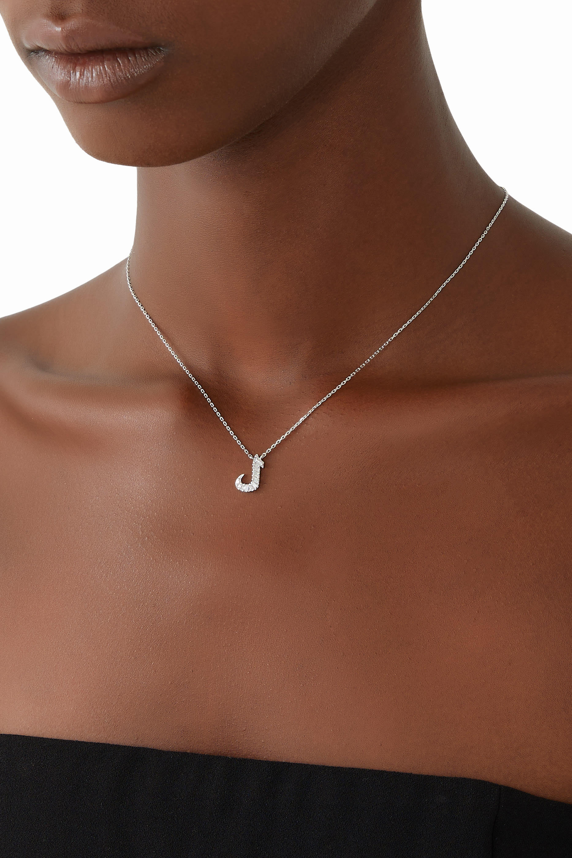قلادة أولا بسلسلة بحلية بتصميم حرف مرصعة بالماس، ذهب أبيض عيار 18