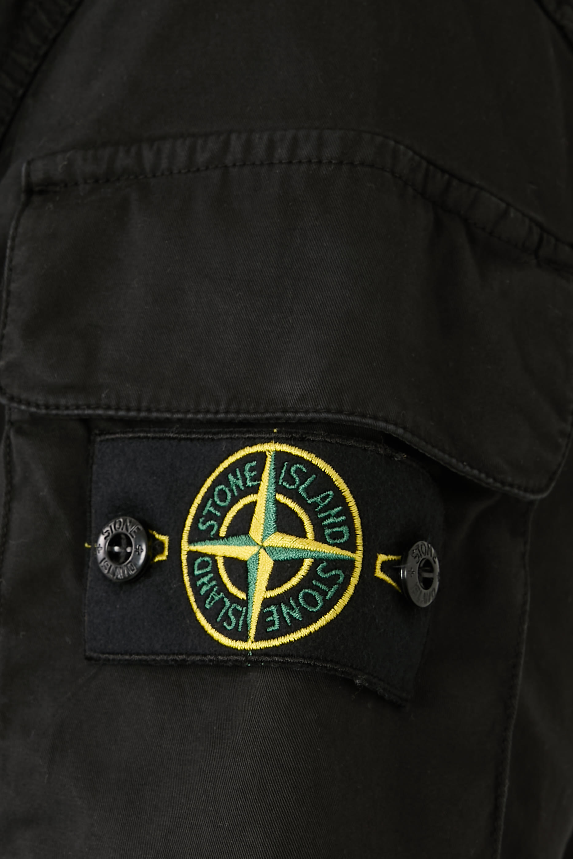 قميص بأكمام قصيرة