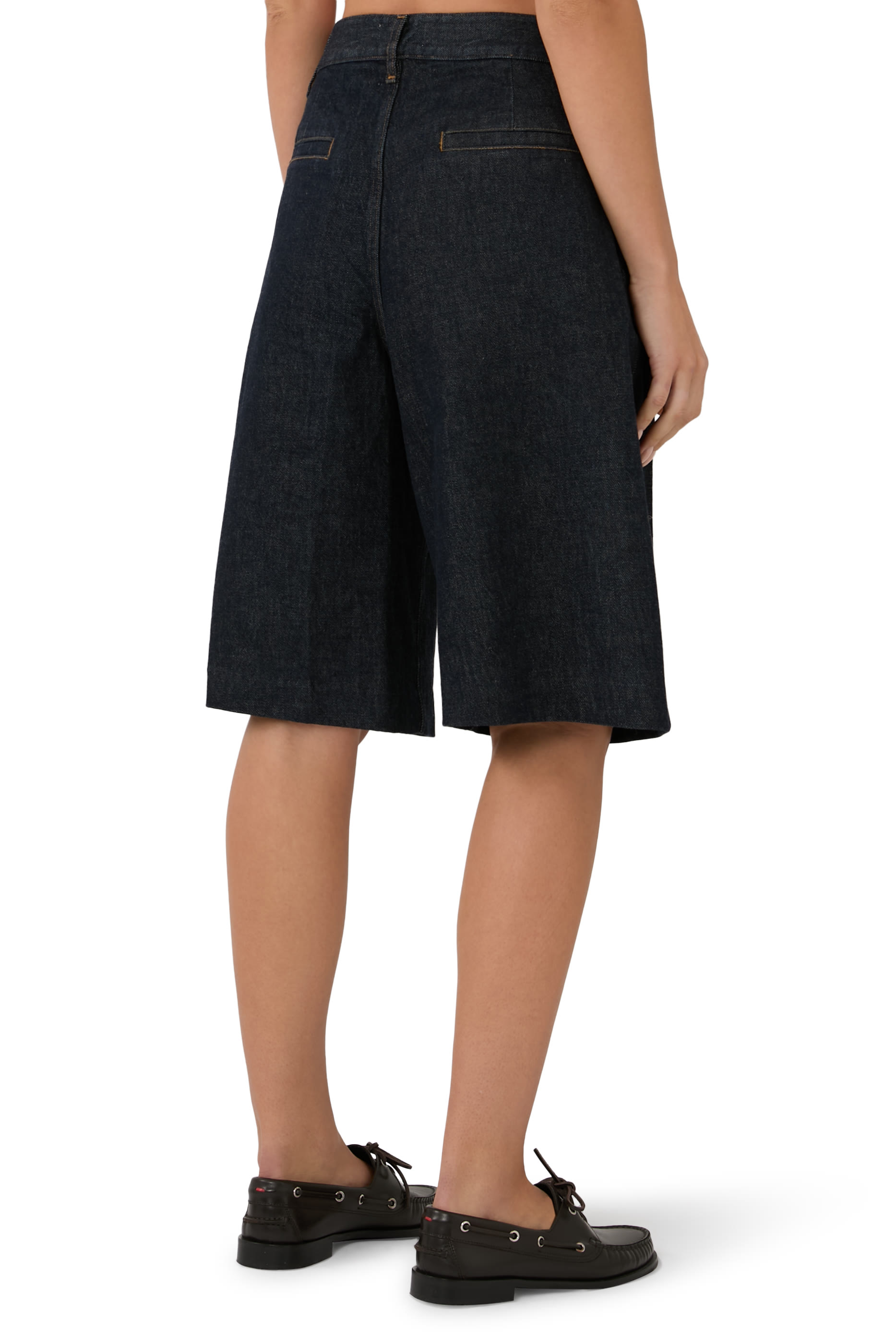 شورت بقصة ضيقة