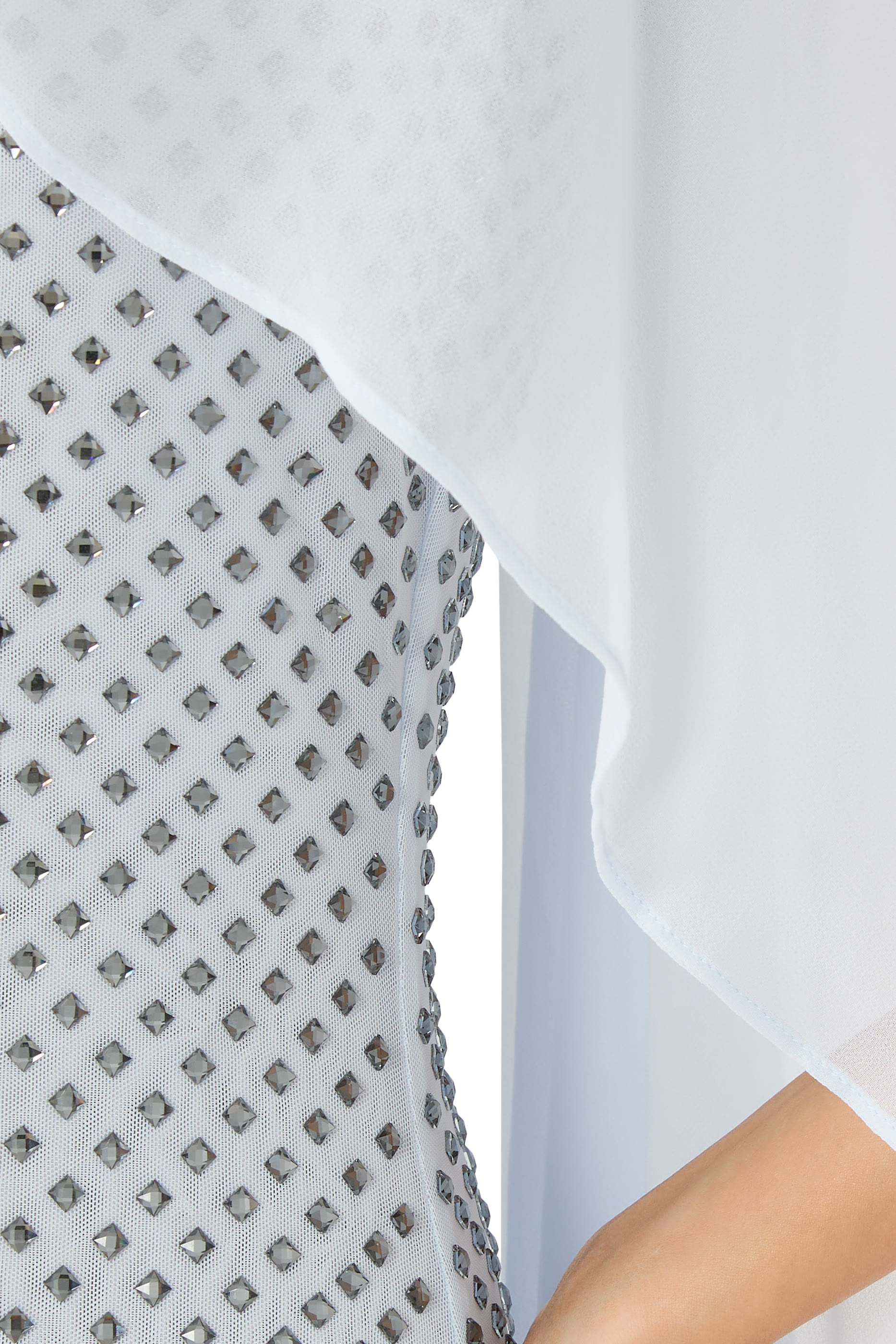 فستان طويل بكاب مرصع بأحجار الراين