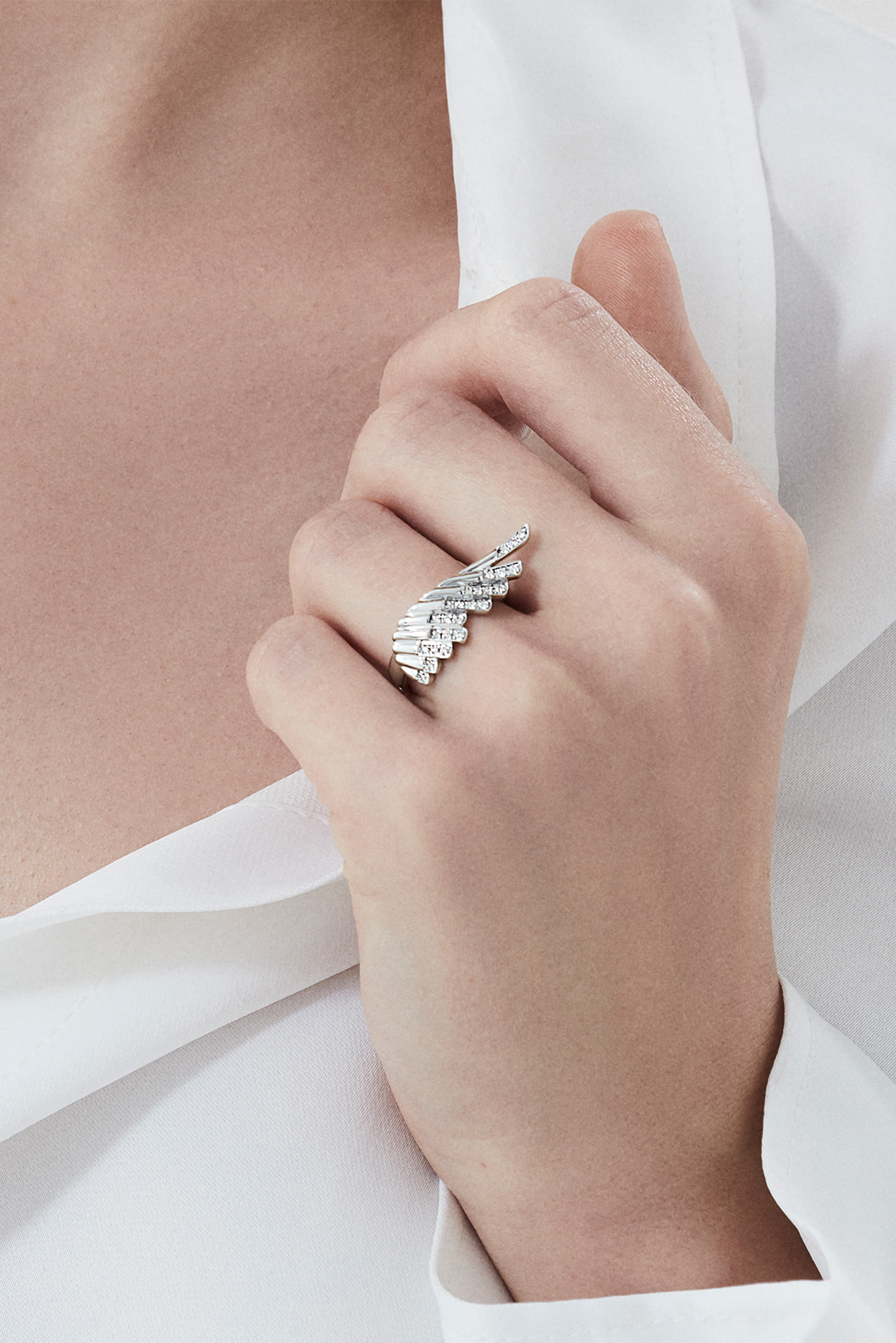 خاتم رايزنج بتصميم أحجنحة مرصع بالماس ذهب أبيض عيار 18