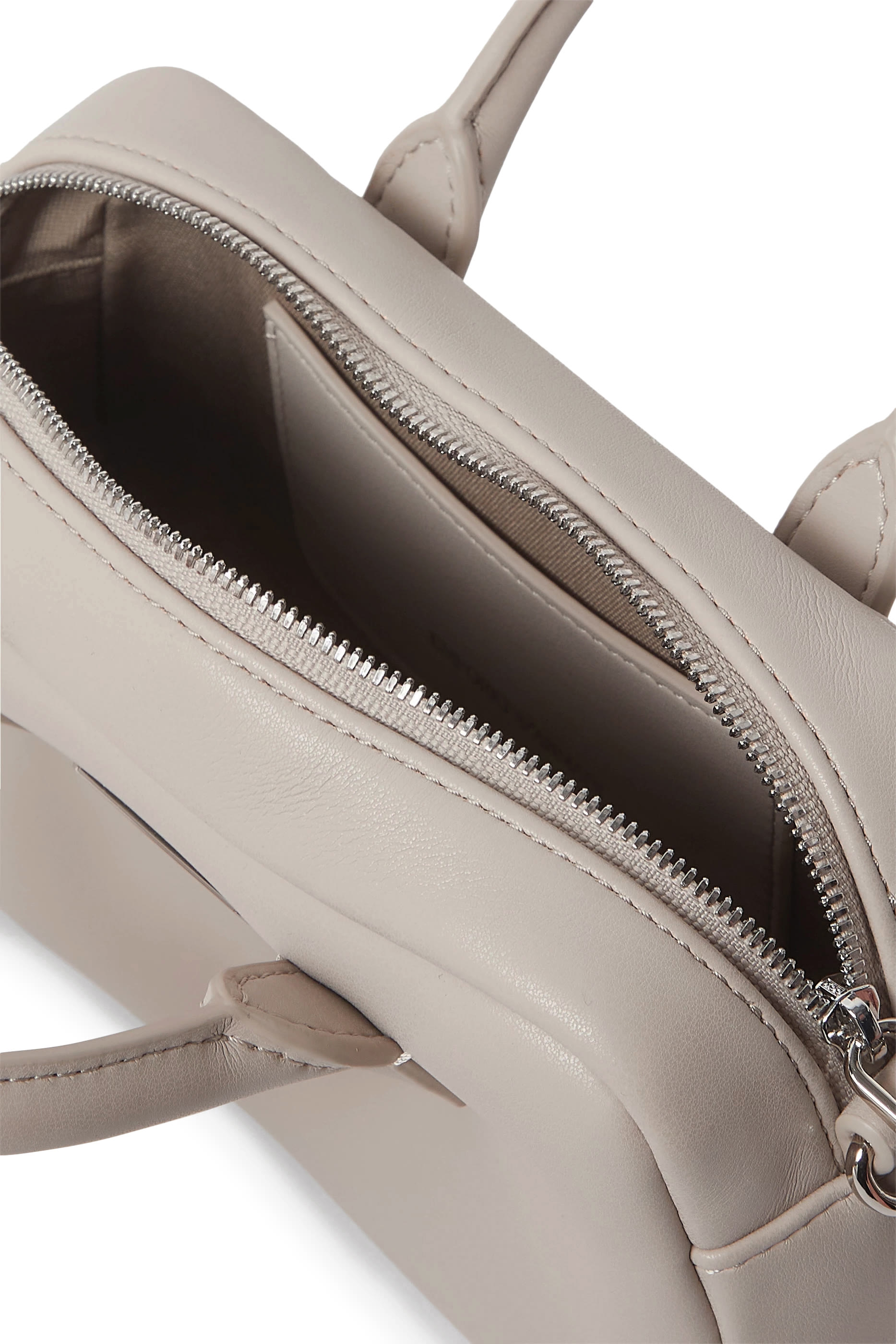 حقيبة يد بشعار الماركة جلد