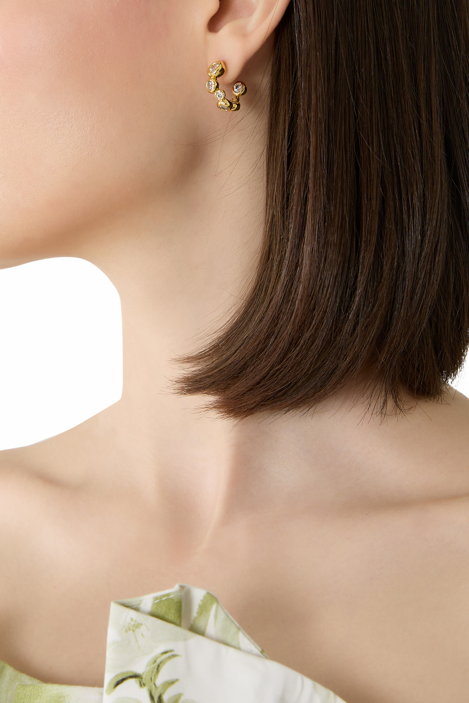 أقراط أستيراليس صغيرة دائرية مرصعة بأحجار زركونيا مكعبة، نحاس مطلي بذهب عيار 14