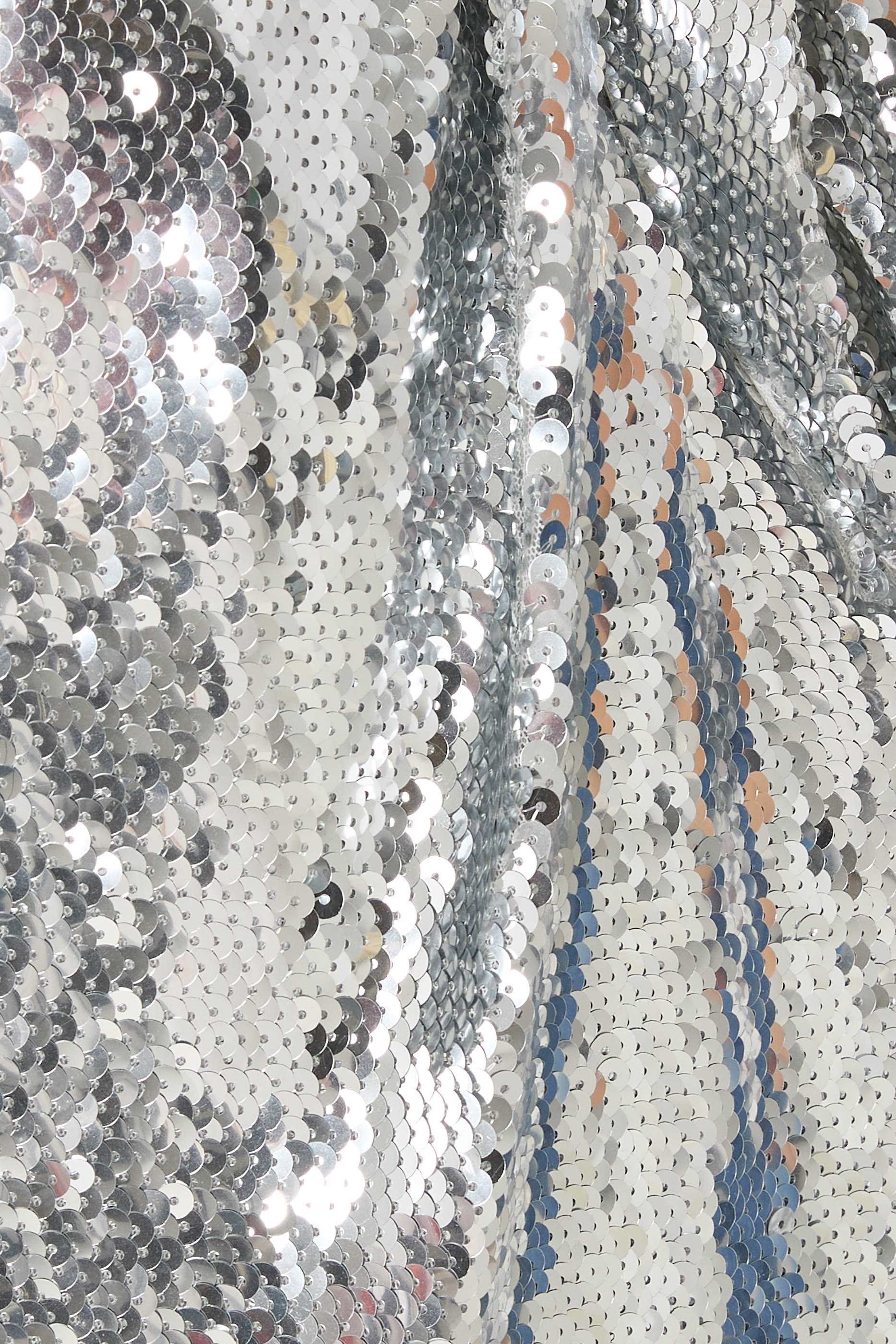 فستان سهرة سيليست بجزء مقوس بتفاصيل درابيه