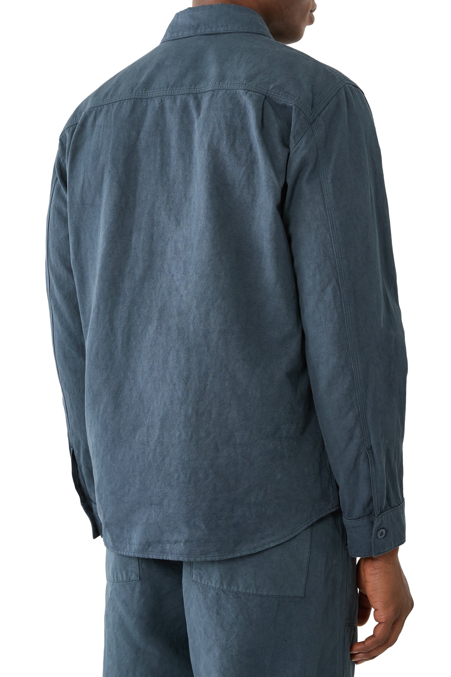 قميص بنمط جاكيت بأزرار وشعار الماركة