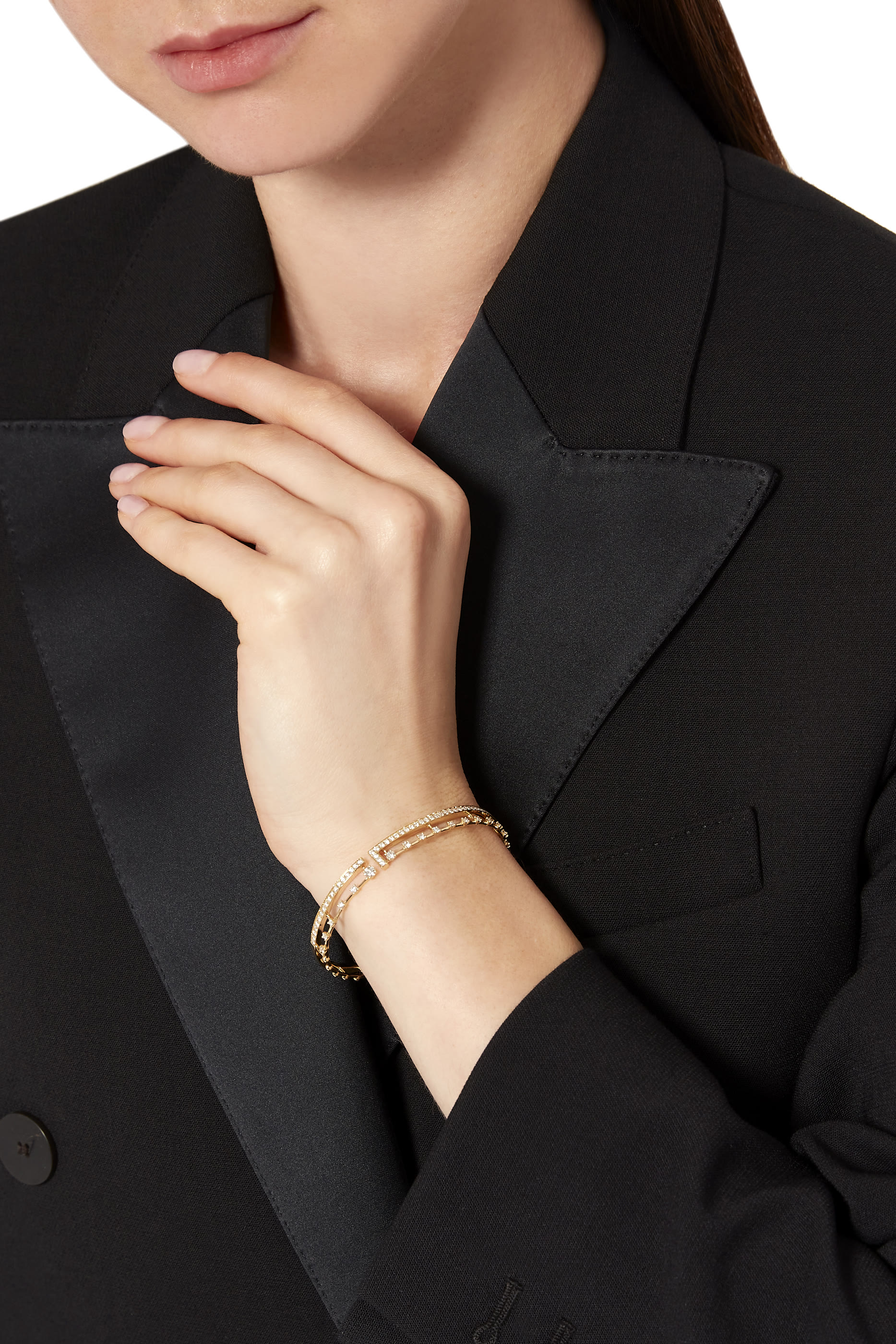 سوار أفنيوز مفتوح مرصع بماس وقفل مفصلي ذهب أصفر عيار 18