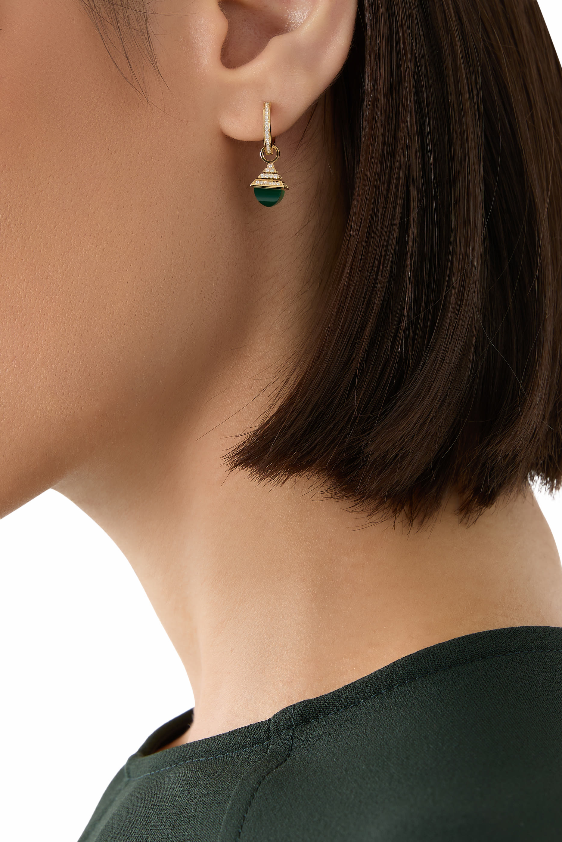 أقراط متدلية كليو مرصعة بالماس والعقيق الأخضر ذهب أصفر عيار 18