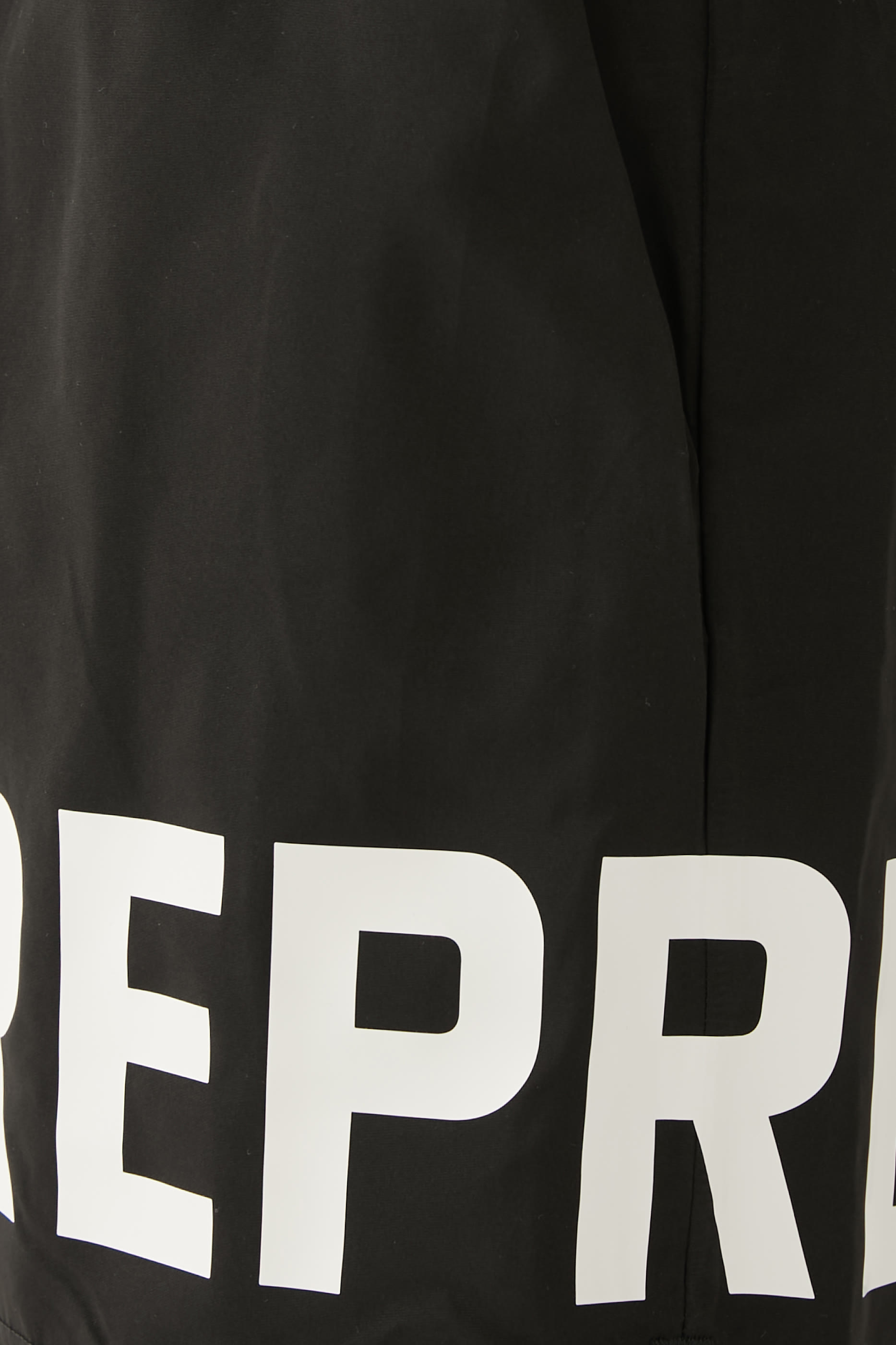 شورت سباحة بشعار الماركة بحجم كبير