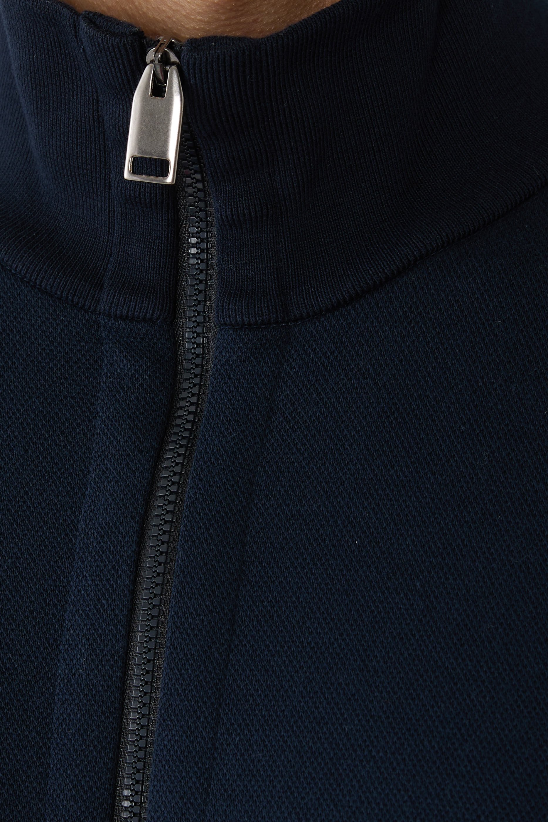 كنزة بياقة عالية وسحاب