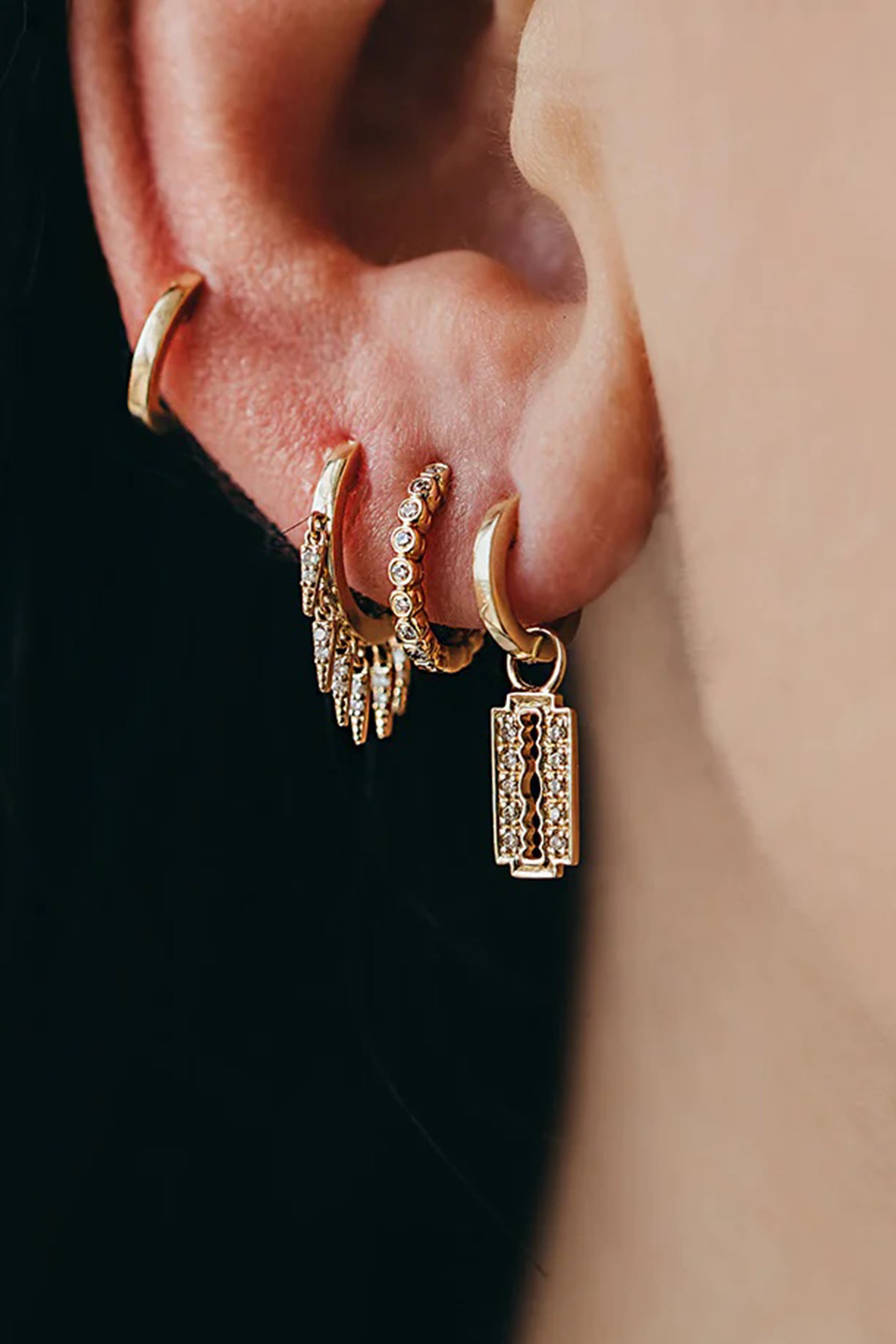 أقراط هاجي دائرية بشراشيب مرصعة بالماس