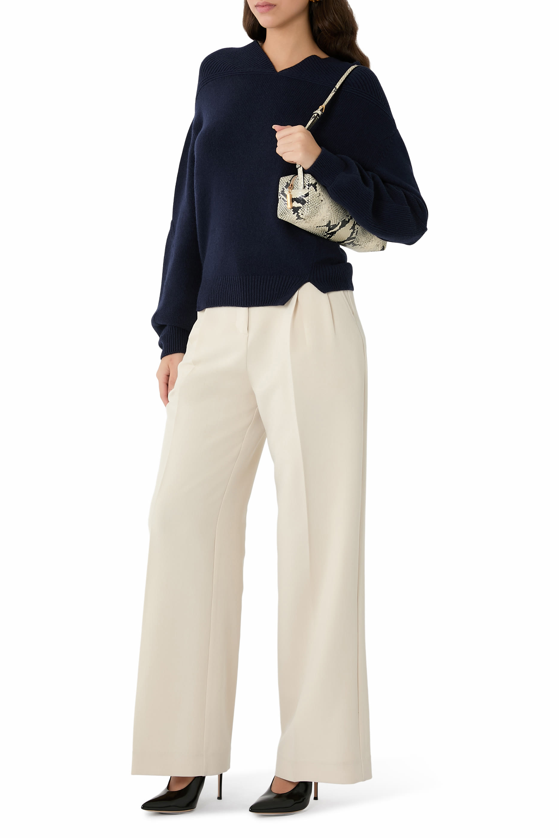 سترة بياقة على شكل حرف V وتفاصيل يوك