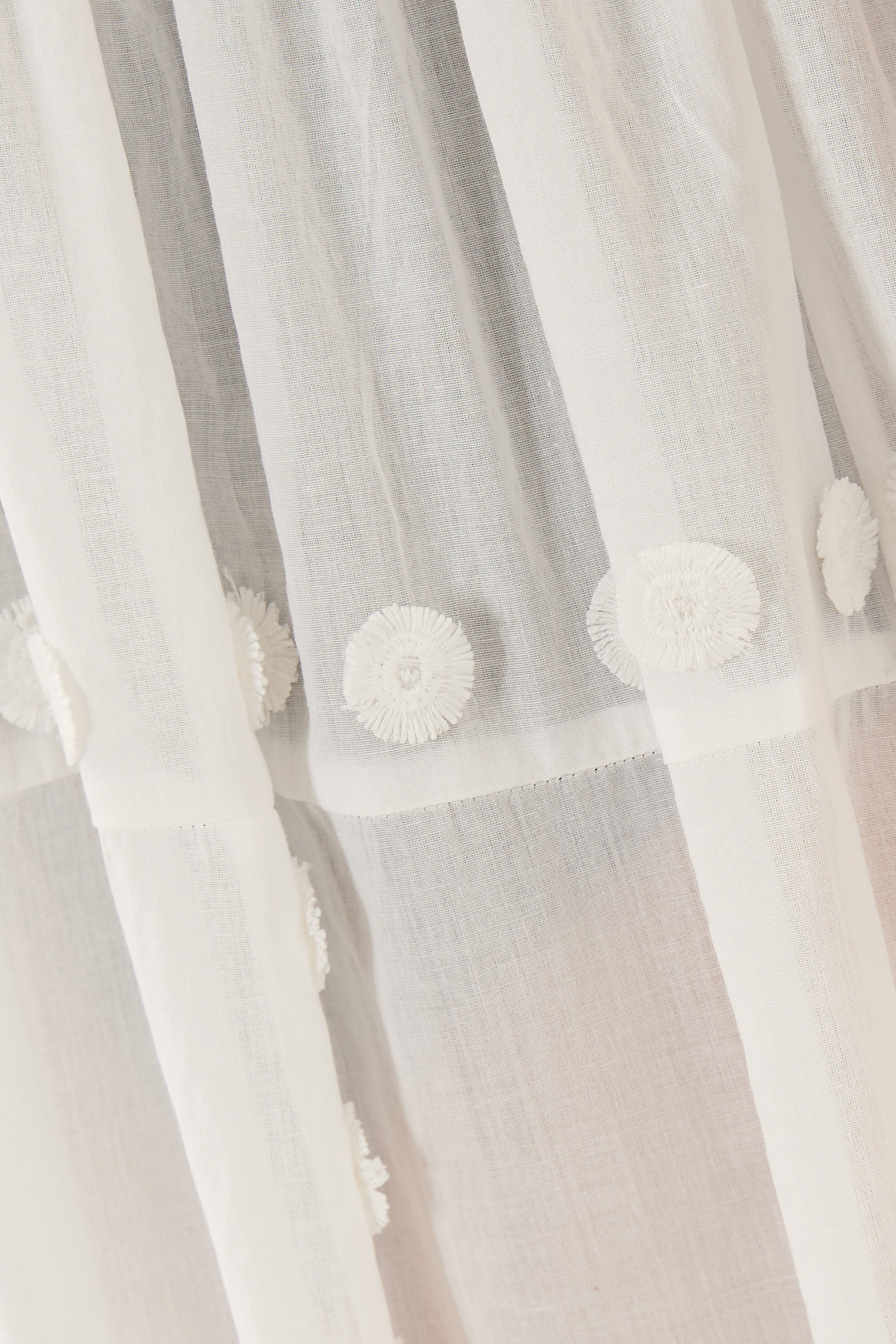 روب جيليان بتصميم فستان بلا أكمام