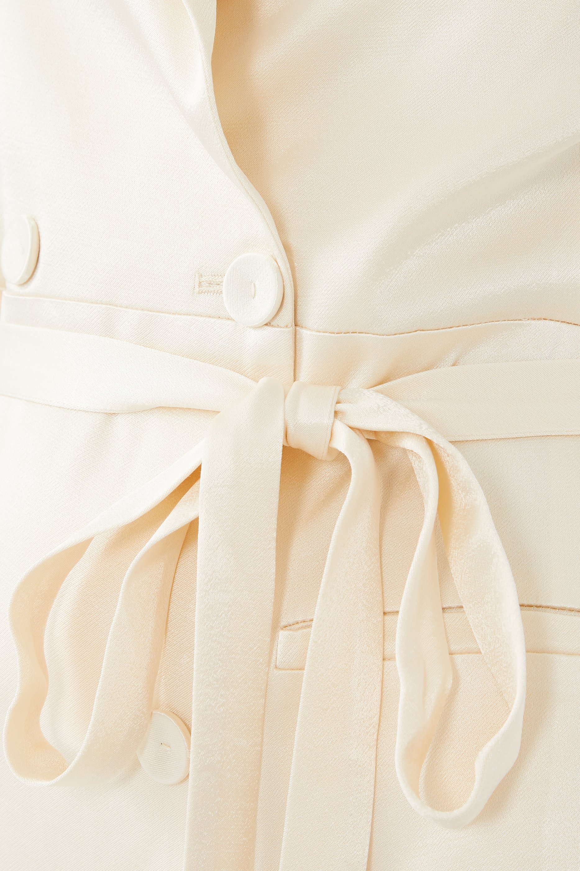 فستان لا لون بتصميم بليزر