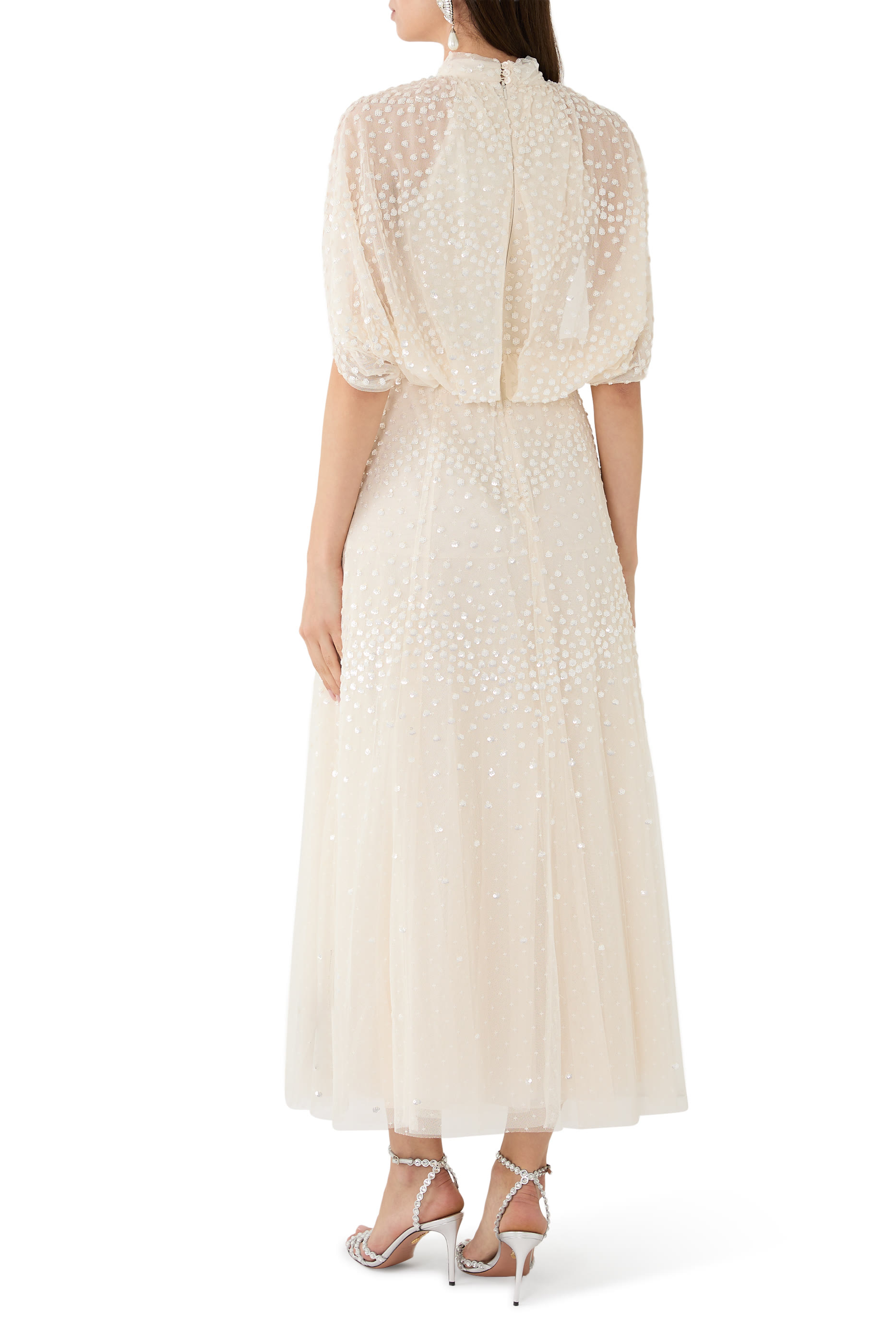 فستان سهرة بطول الكاحل وكاب بتفاصيل صدفية مزين بترتر 