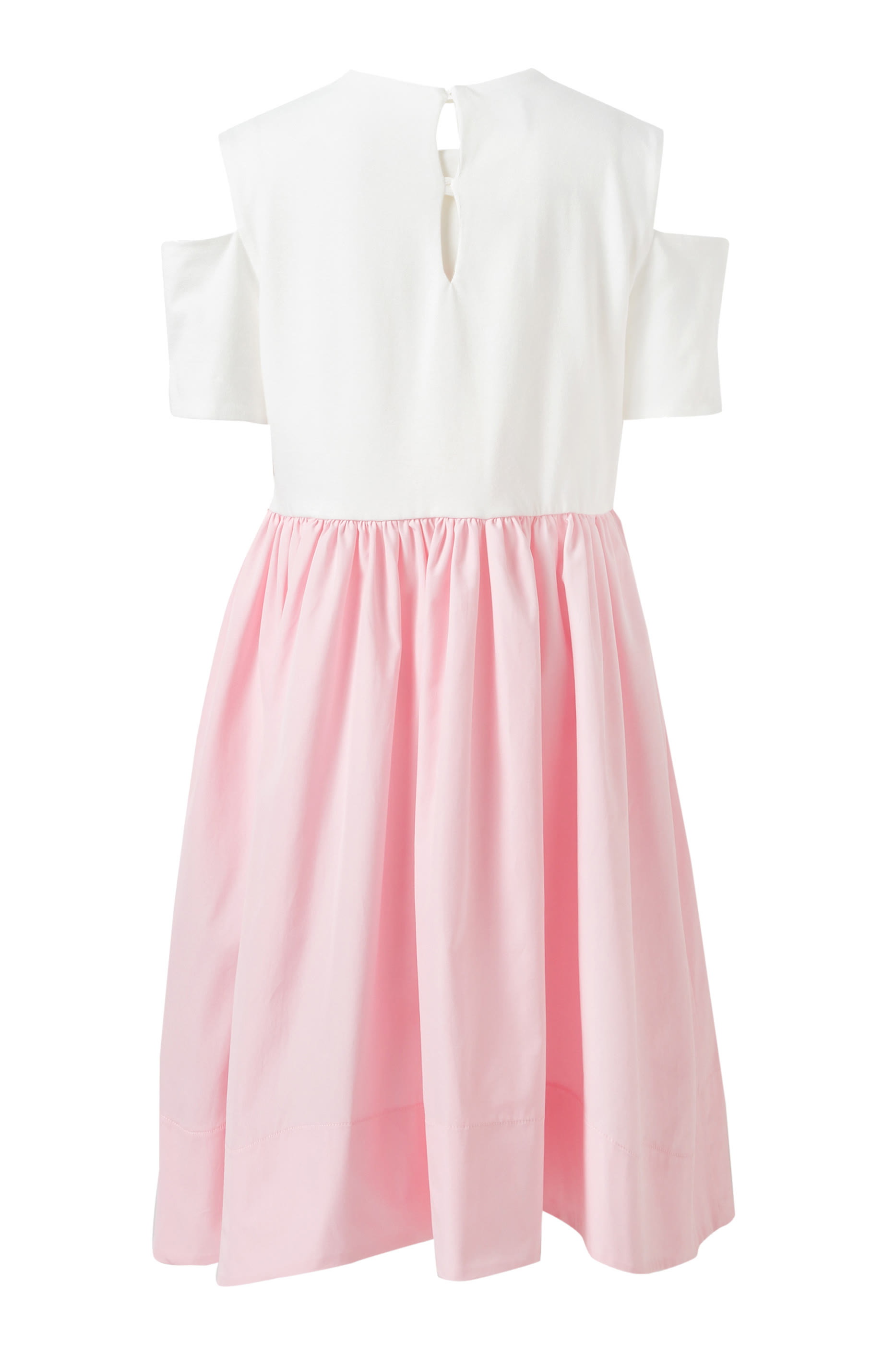 فستان بأكتاف مكشوفة وشعار الماركة