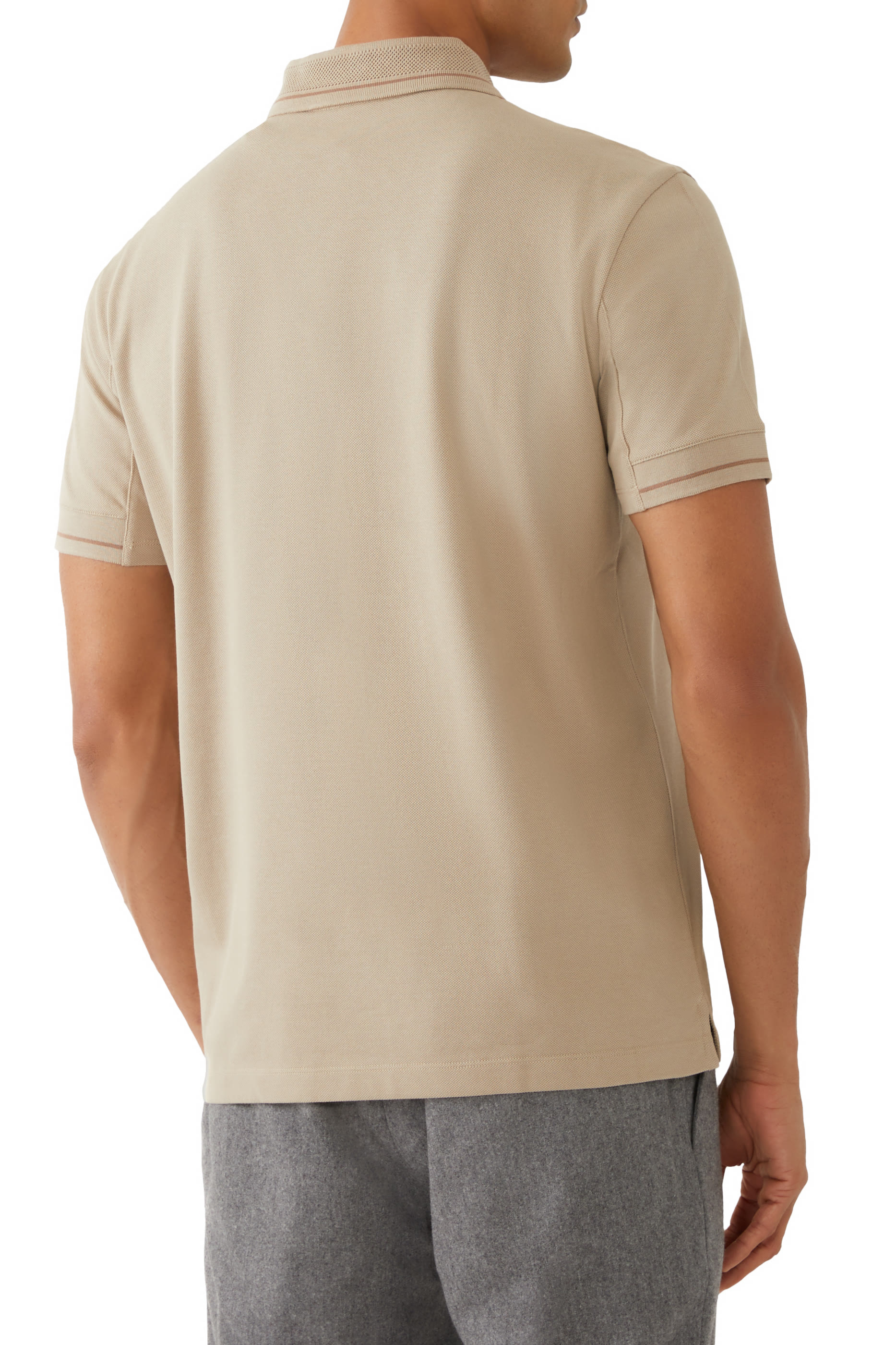 قميص بولو بأكمام قصيرة وشعار الماركة