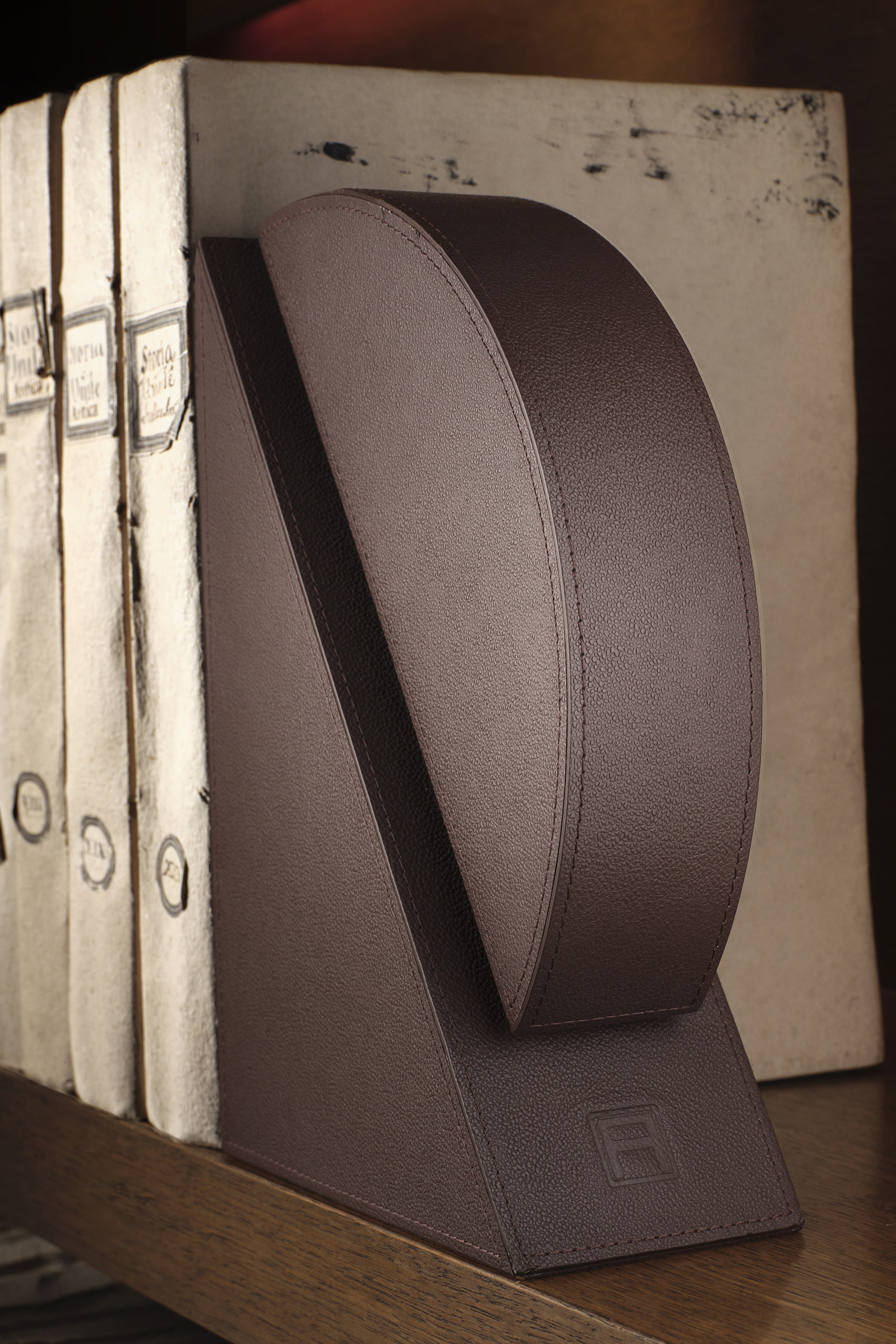 مسند كتب أيمن بتصميم تكعيبي