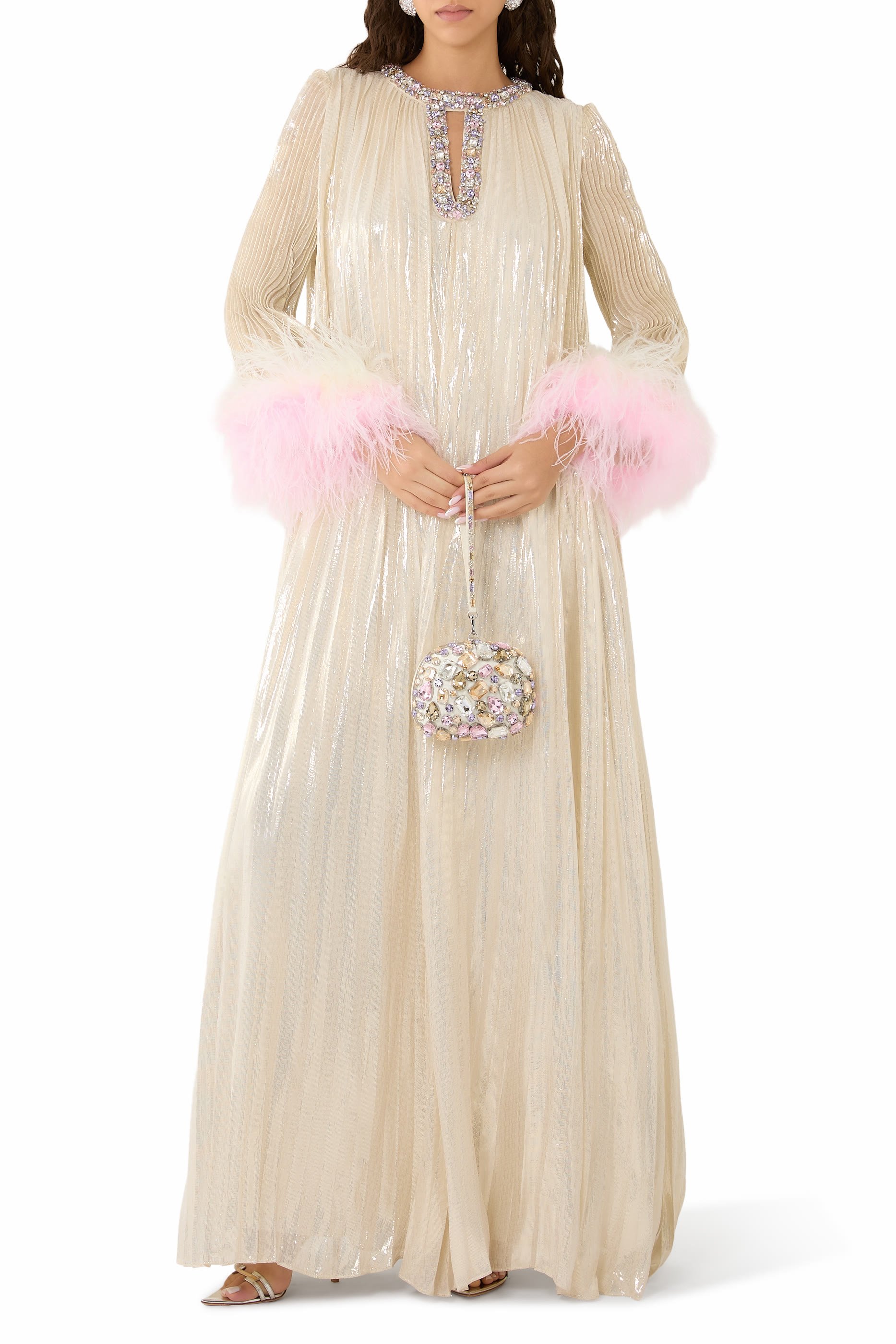 فستان طويل بتفاصيل لامعة وريش بلون متدرج