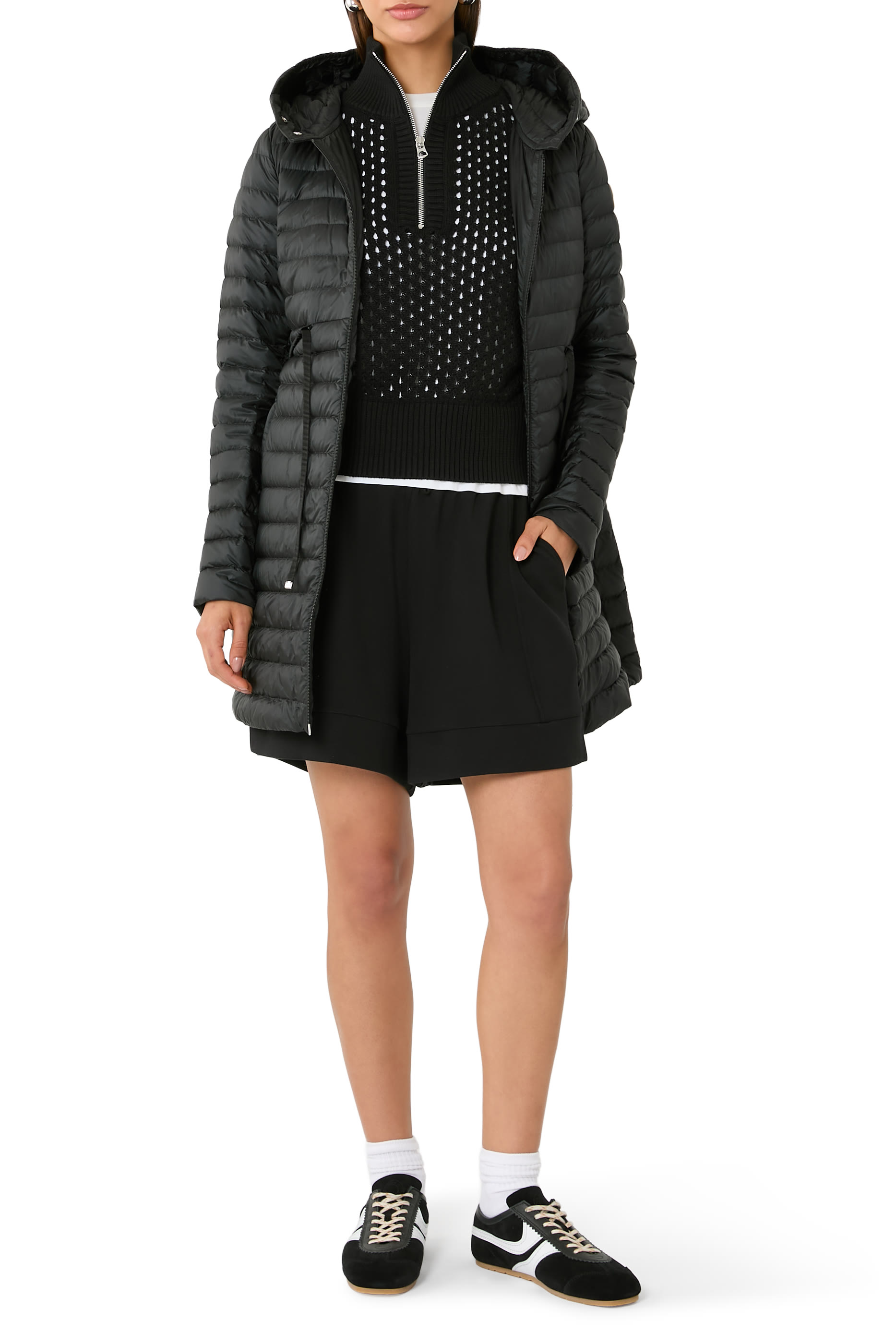 جاكيت بتصميم مبطن بالزغب وغطاء رأس وقصة واسعة نحو الأسفل