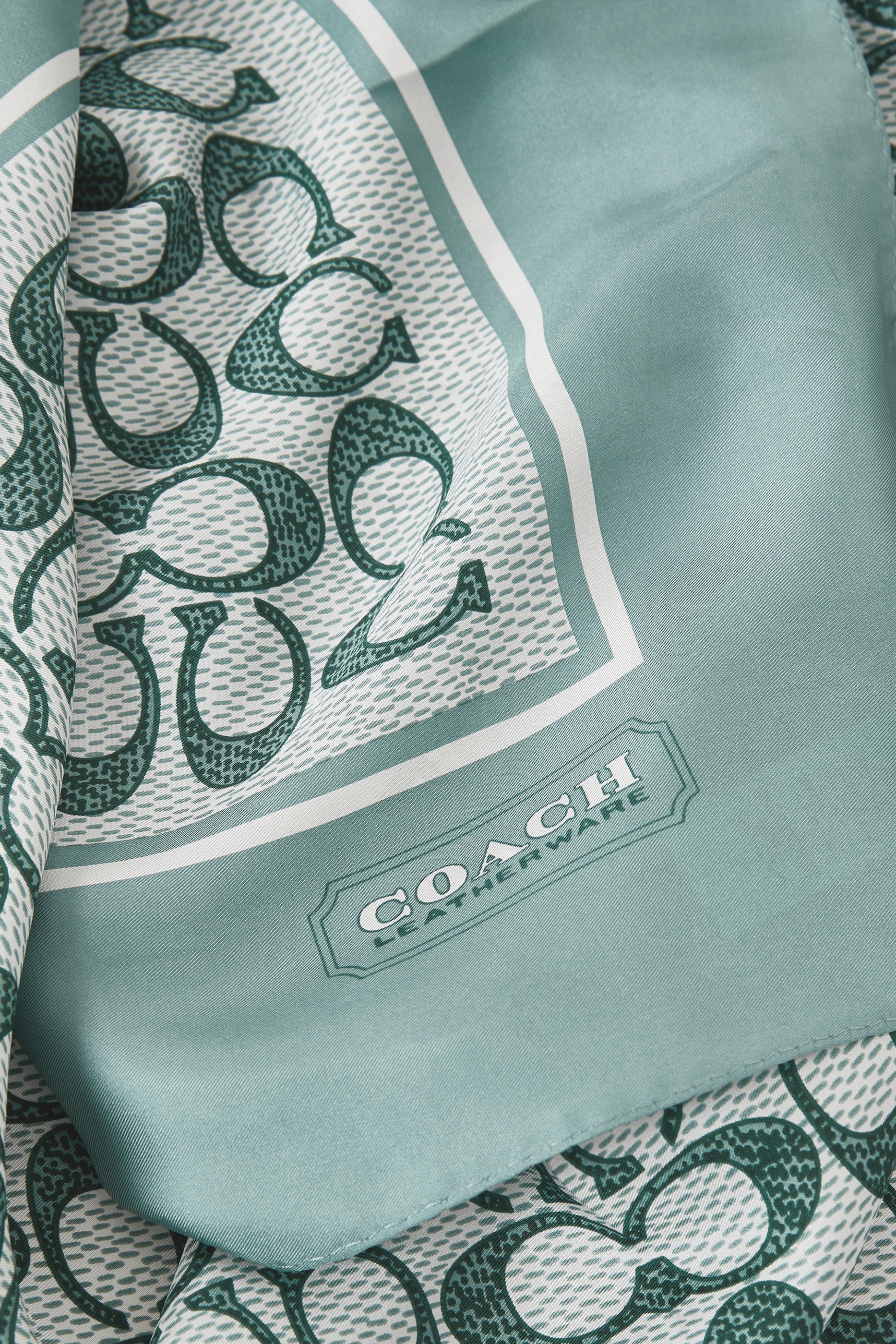 وشاح مربع كلاسيكي بطبعة شعار الماركة حرير