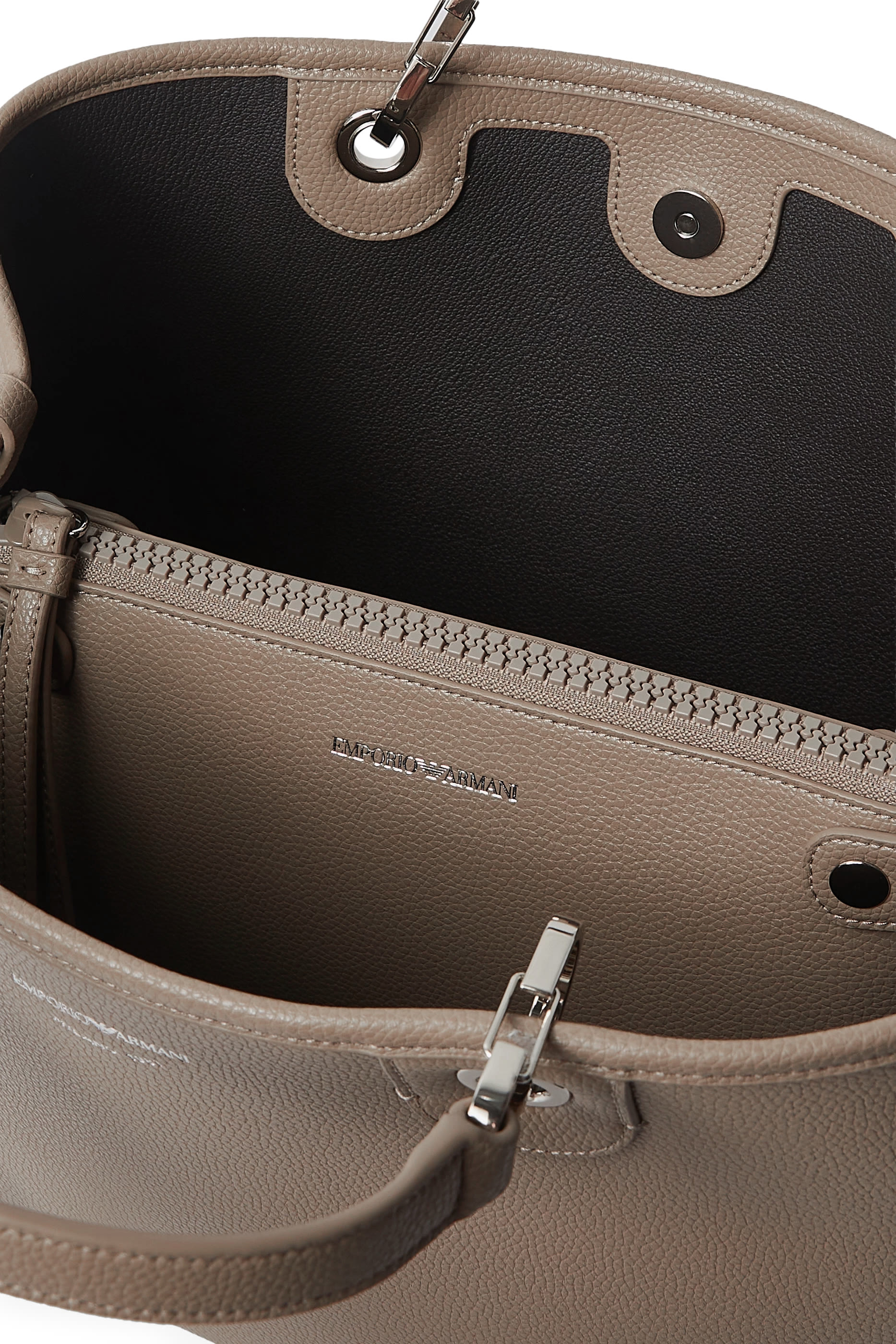 حقيبة يد بشعار الماركة