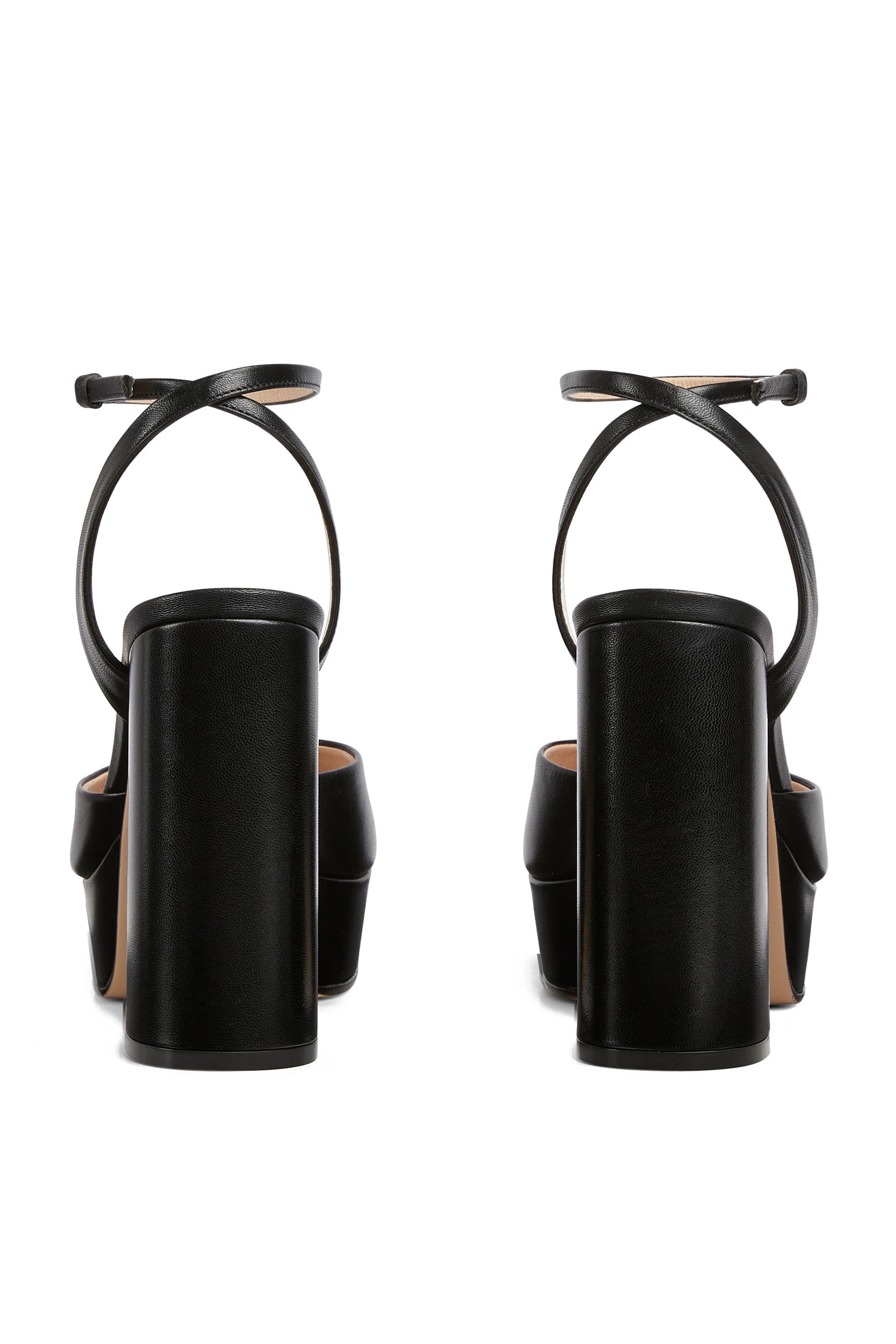 صندل 110بنعل سميك وحلية بشعار الماركة