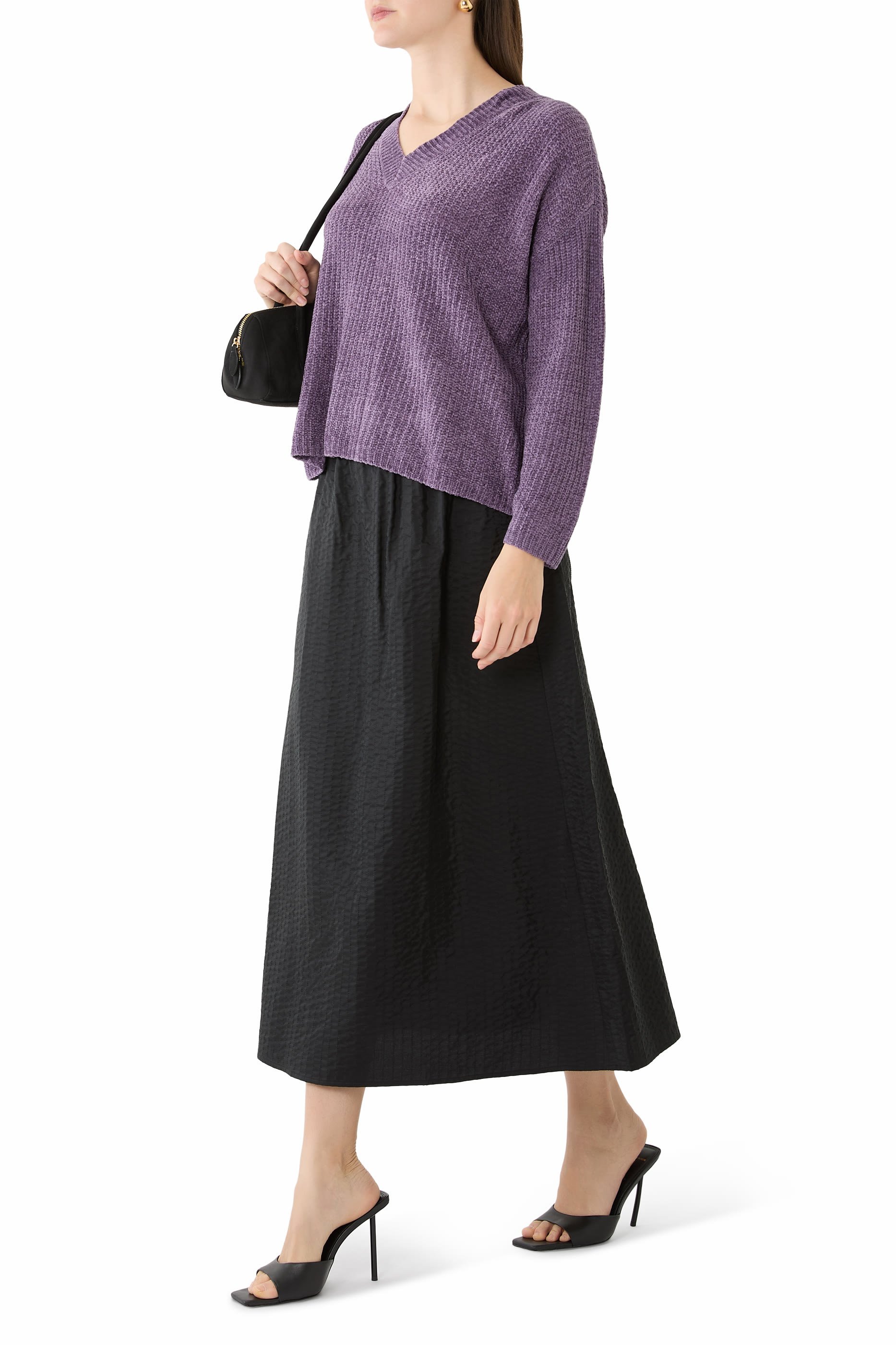 تنورة مبطنة بقصة واسعة نحو الأسفل حرير