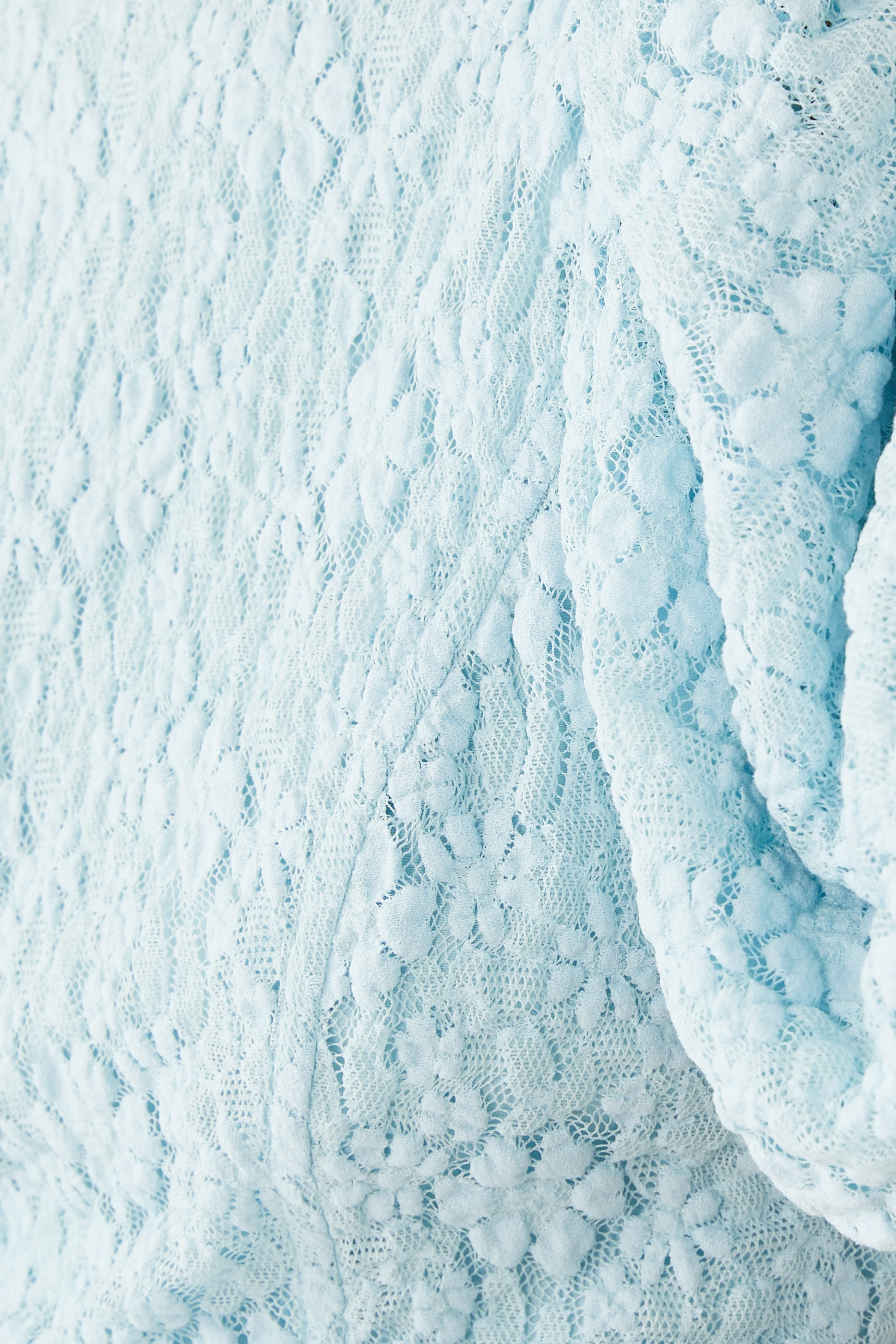 فستان بقصة ضيقة متوسطة الطول دانتيل