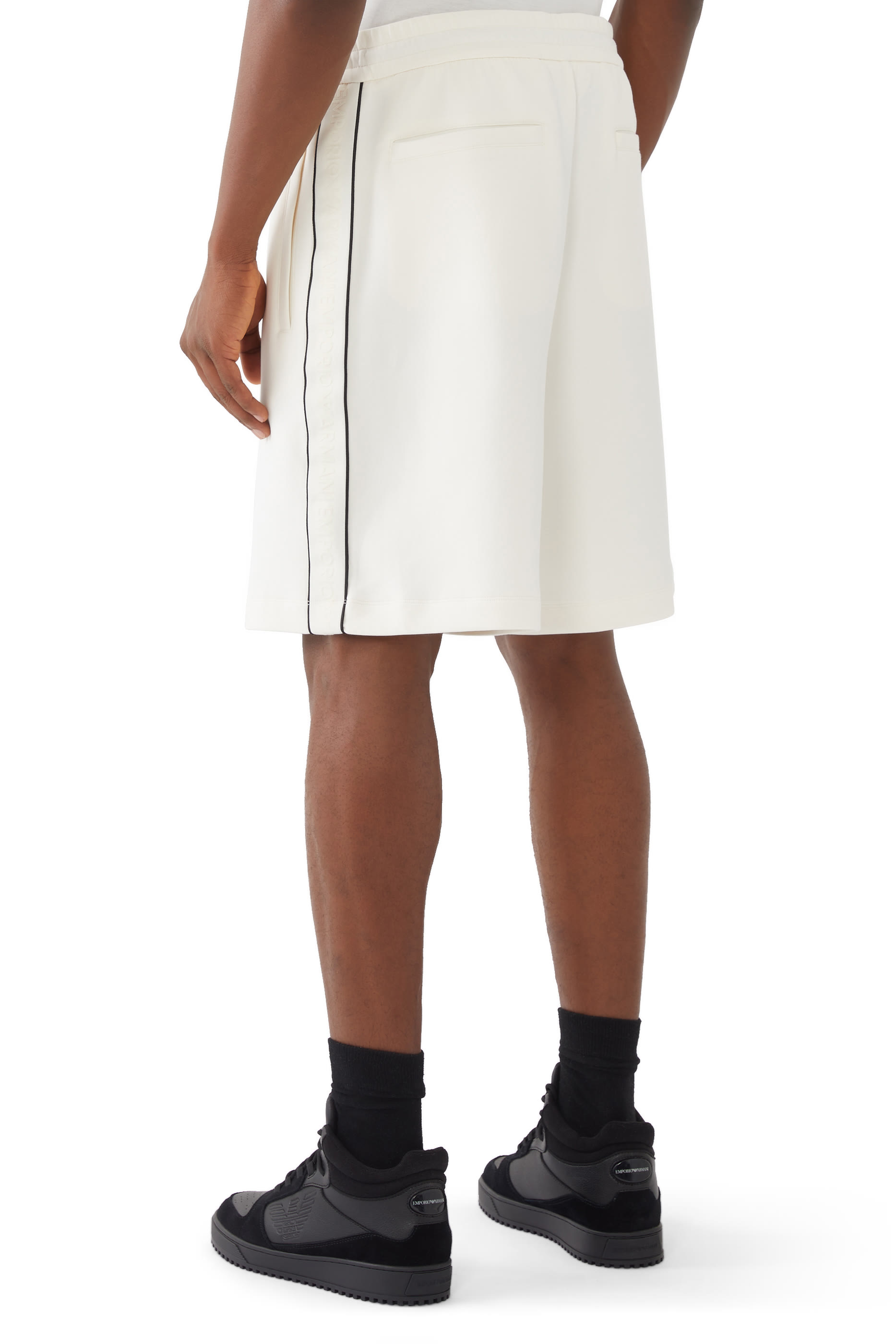 شورت رياضي بشريط شعار الماركة