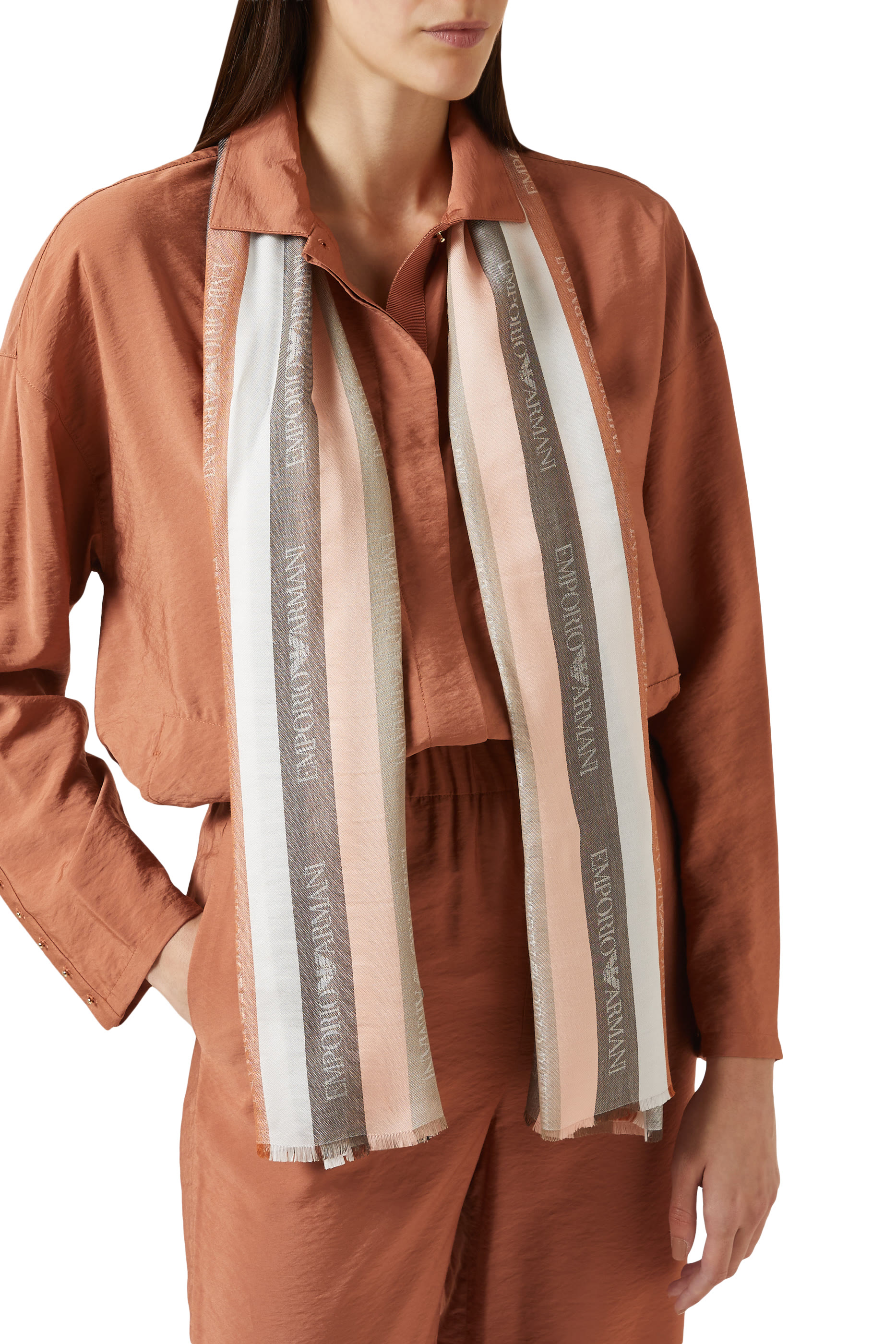 وشاح مخطط بنقشات شعار الماركة جاكار