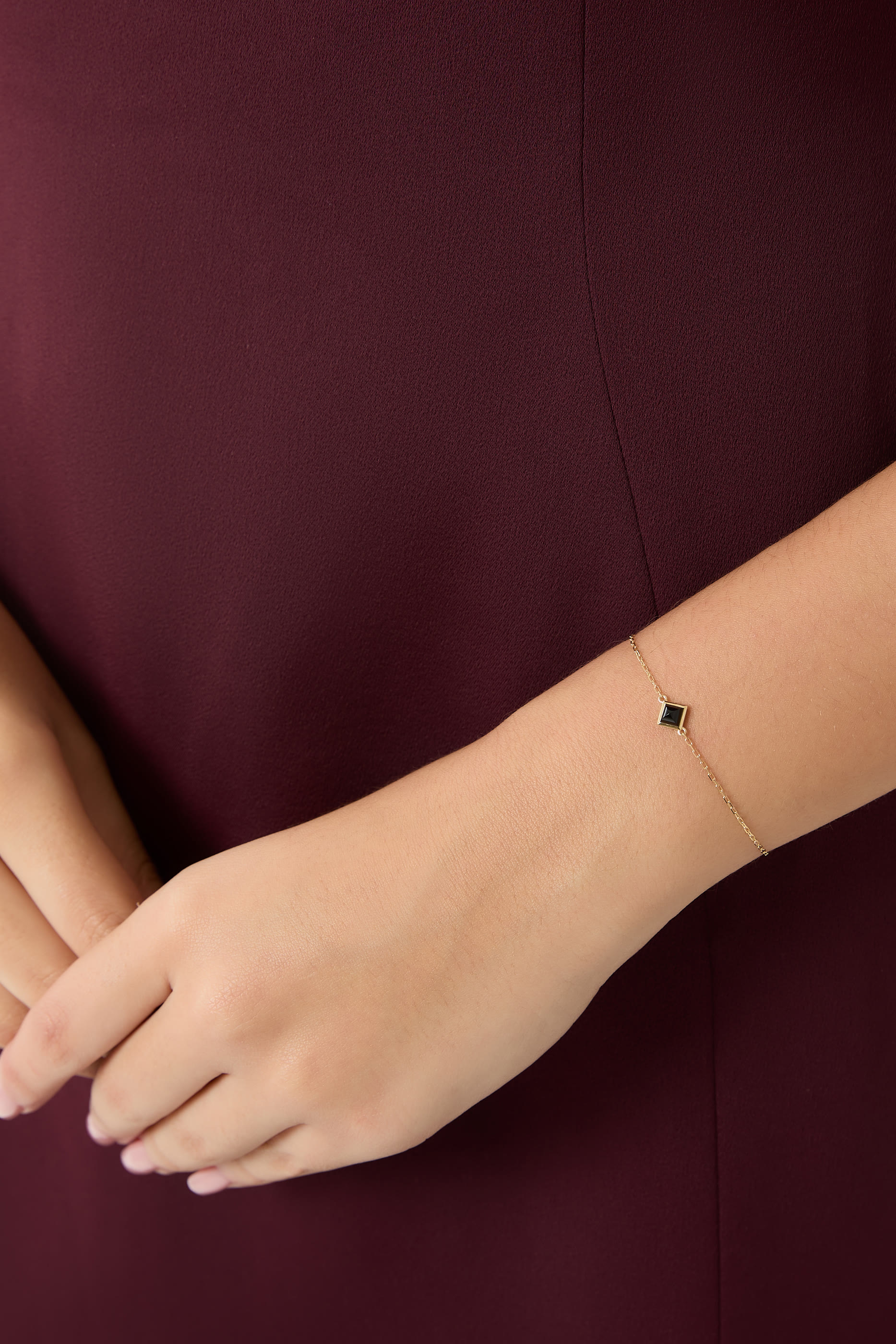 سوار كليو بحلية هرمية مرصعة بعقيق أسود ذهب أصفر عيار 18