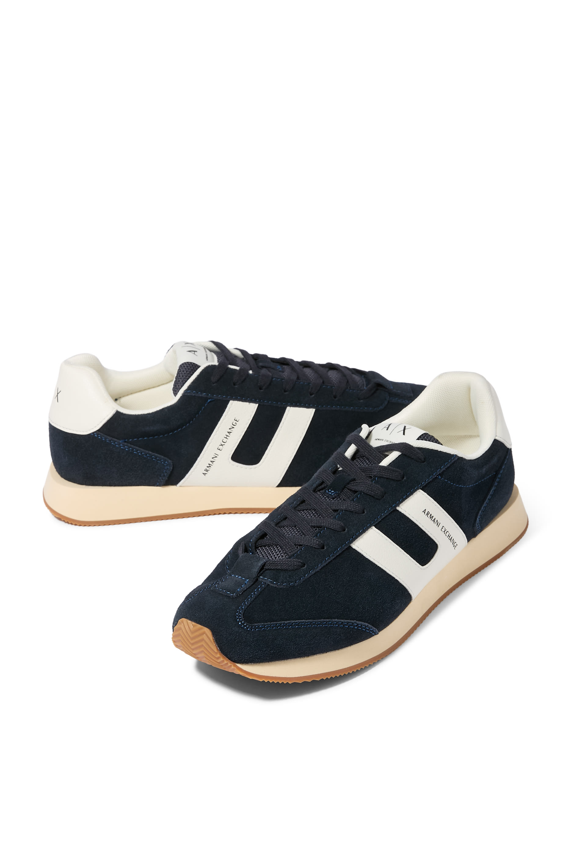 سنيكرز بشريط شعار الماركة عند الجانب