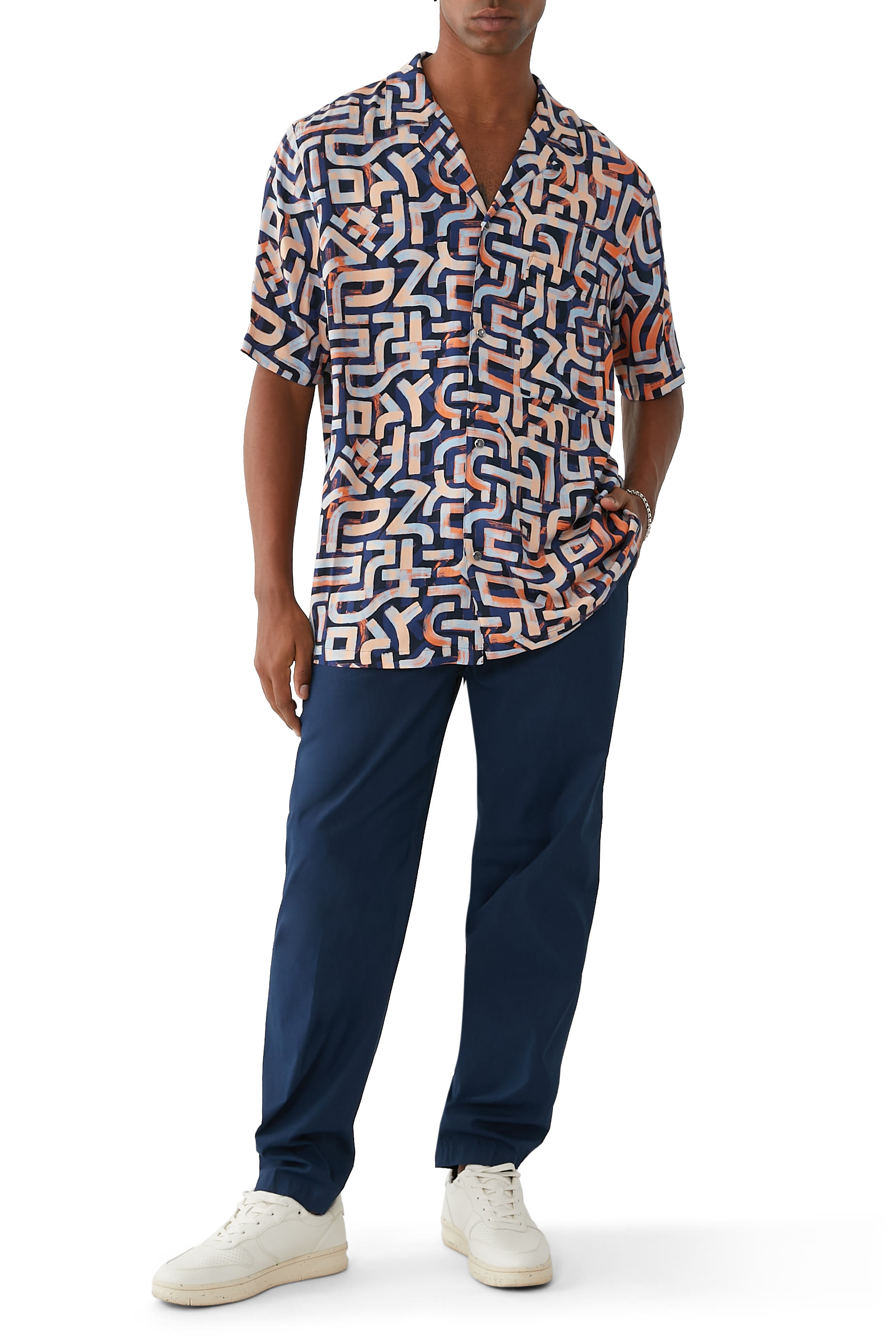 قميص هاواي مزين كليا بطبعة غرافيتي