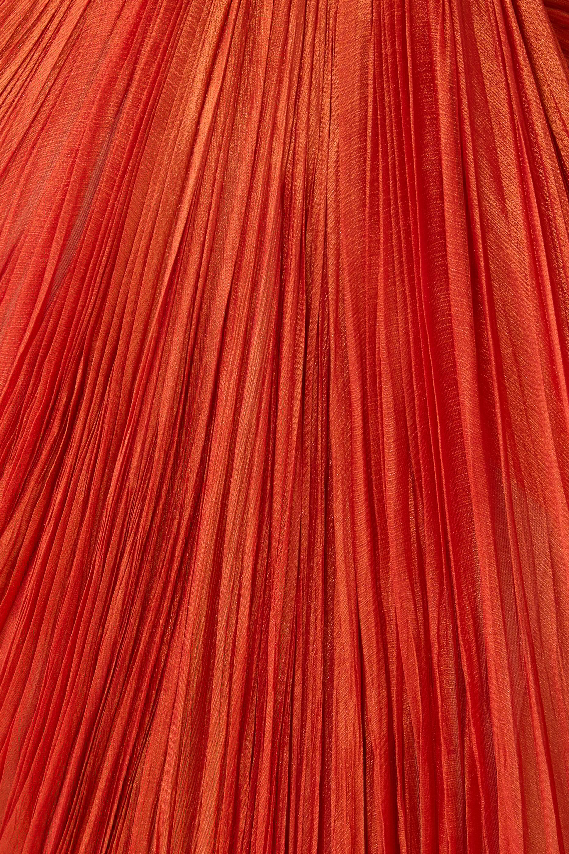 فستان سهرة بطيّات وكتف مكشوف حرير