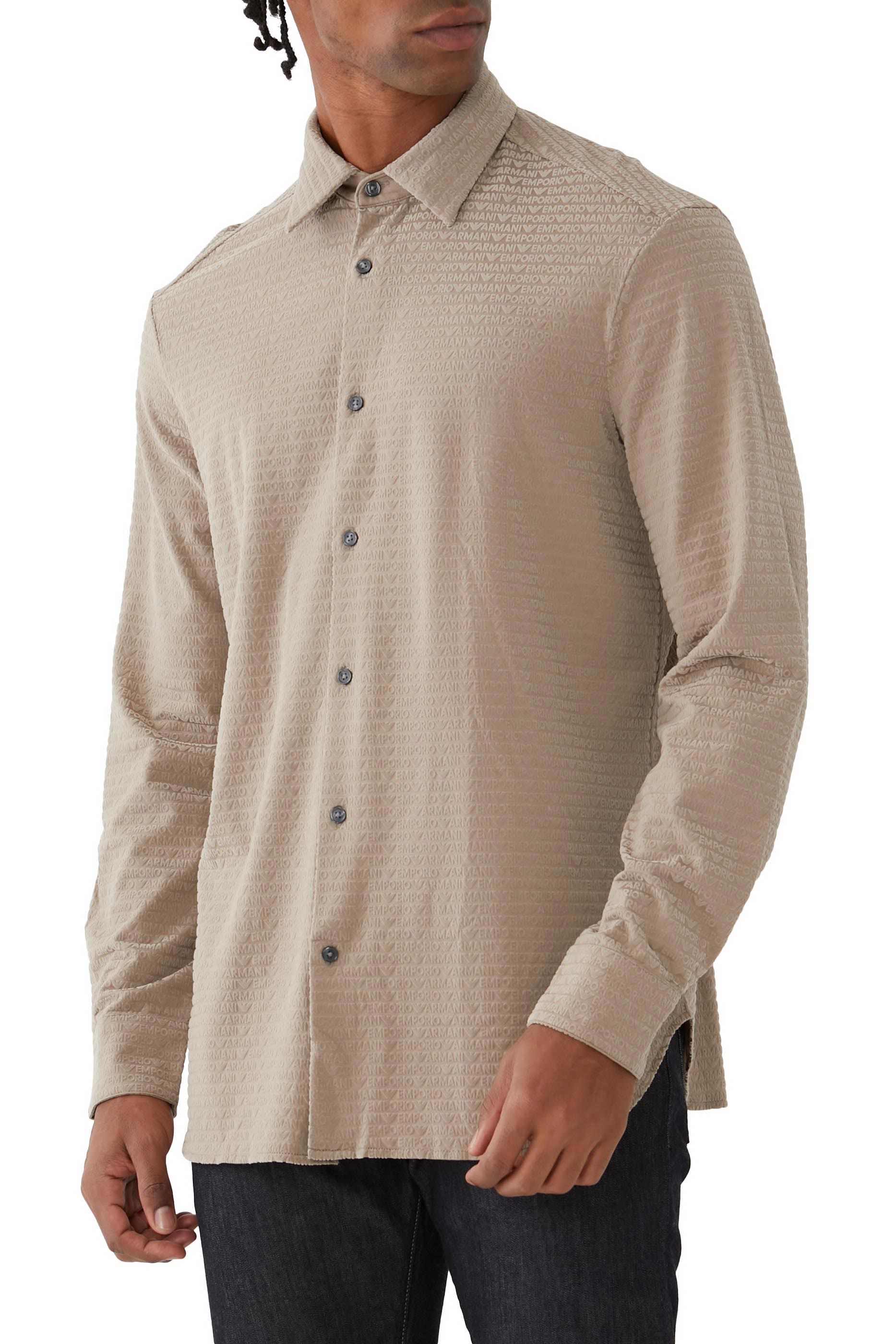 قميص بأكمام طويلة وشعار الماركة بحجم صغير