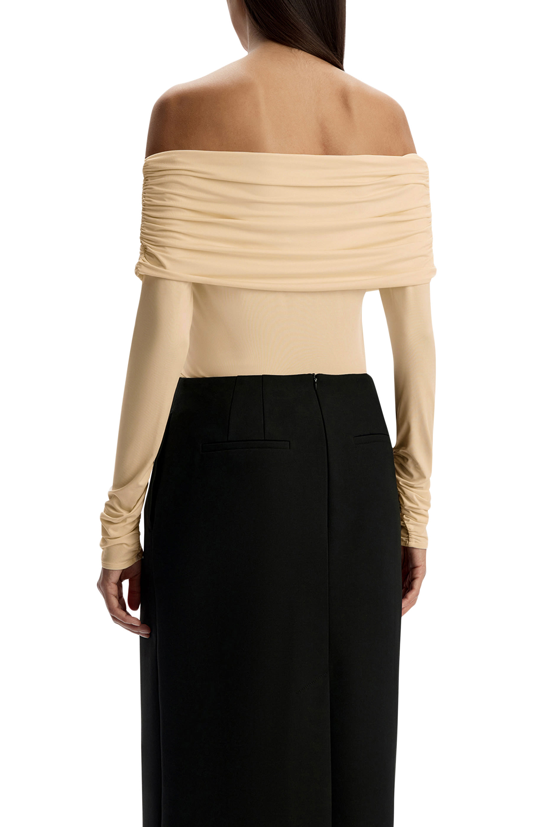 بلوزة بكتف مكشوف