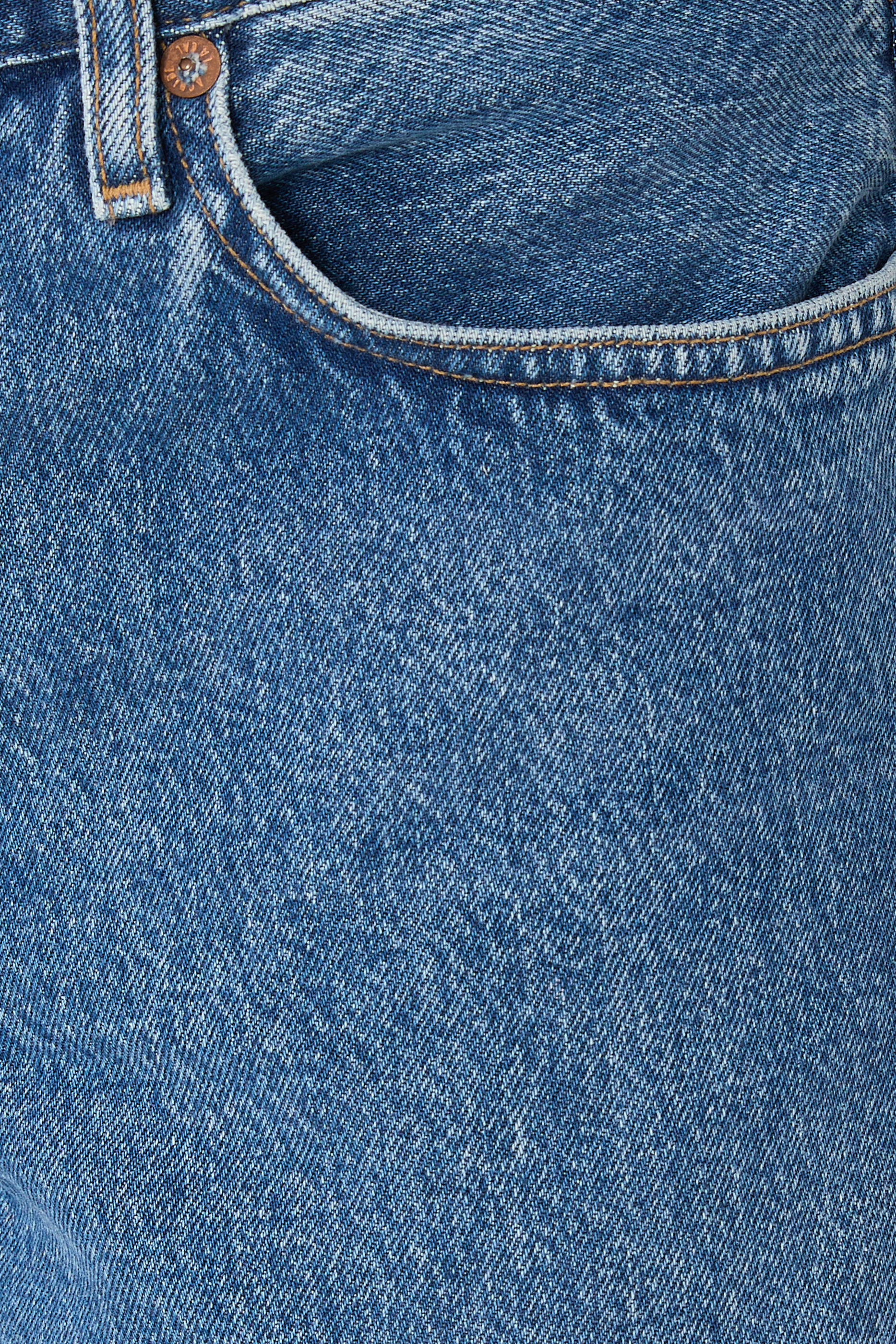 بنطال جينز بقصة فضفاضة وخصر منخفض