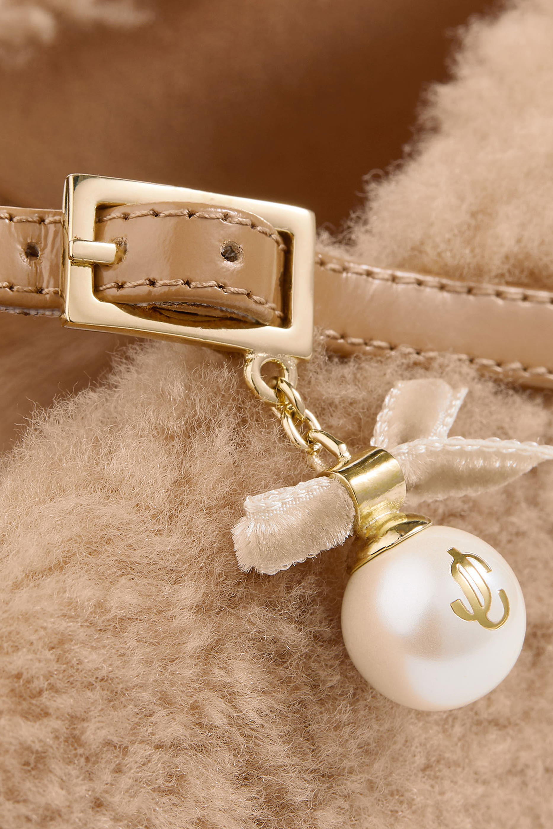 حذاء بالرينا إليري بسيور متقاطعة وكعب مسطح فرو طبيعي