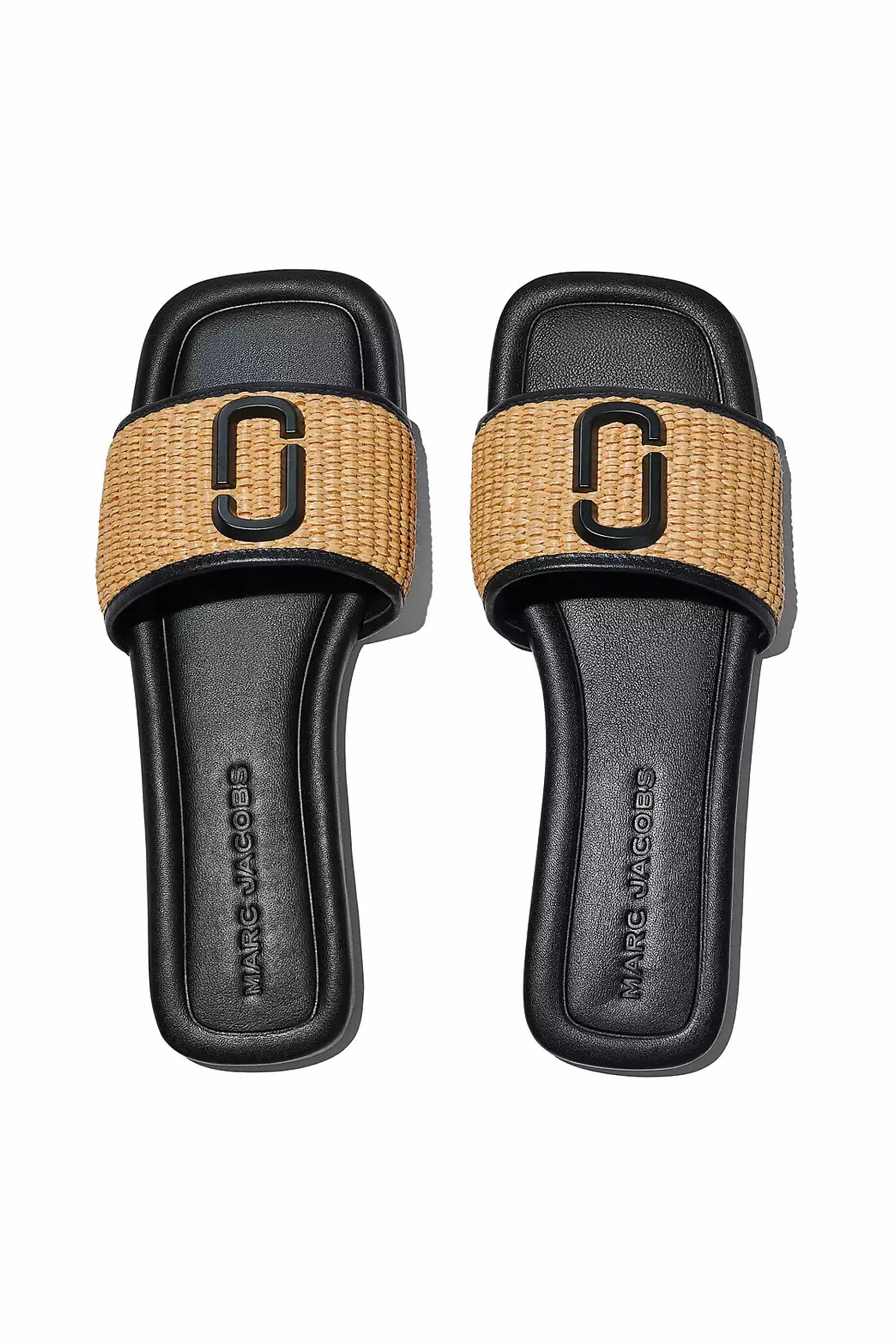 صندل منسوج بشعار الماركة