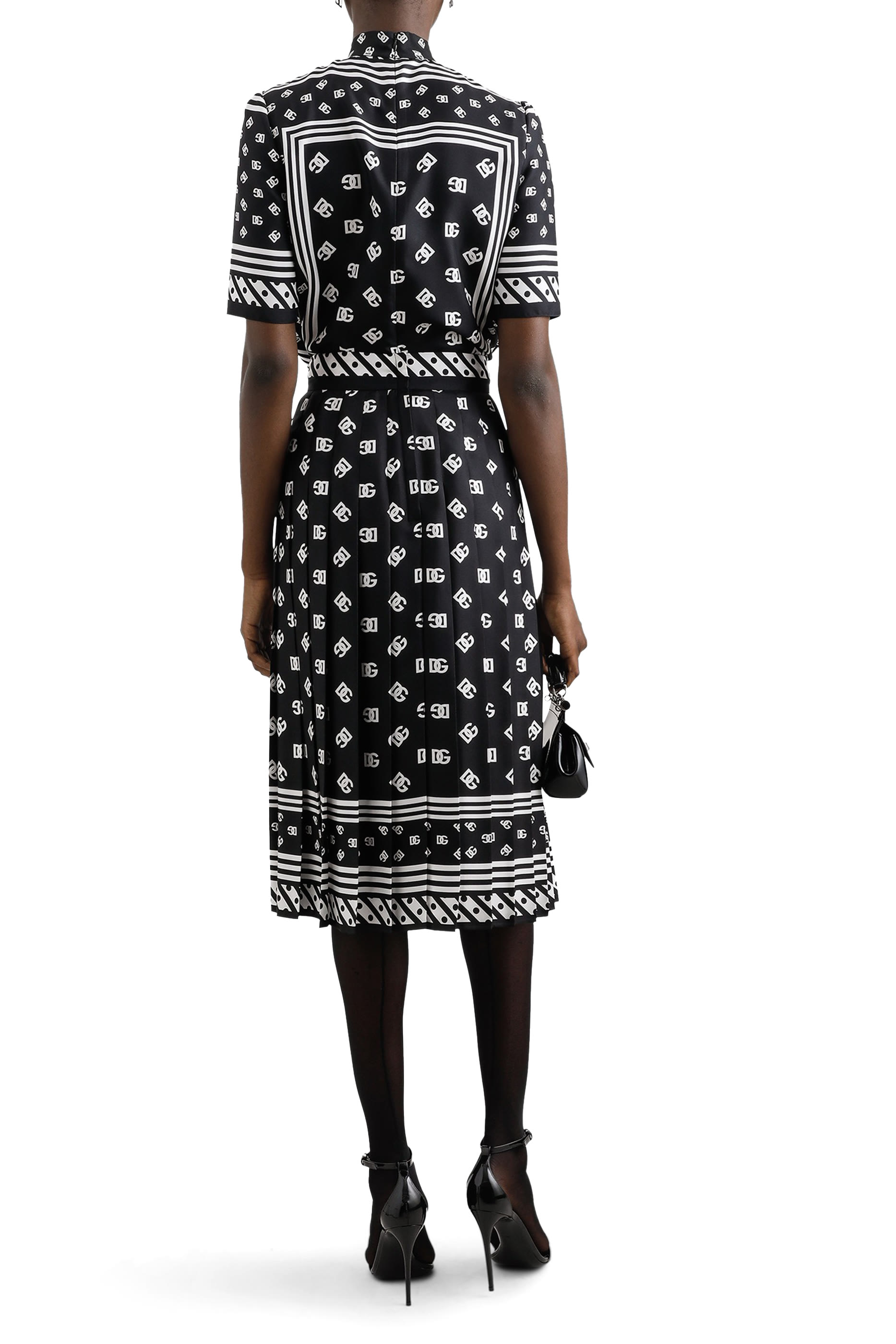 تنورة مزينة كليا بشعار الماركة