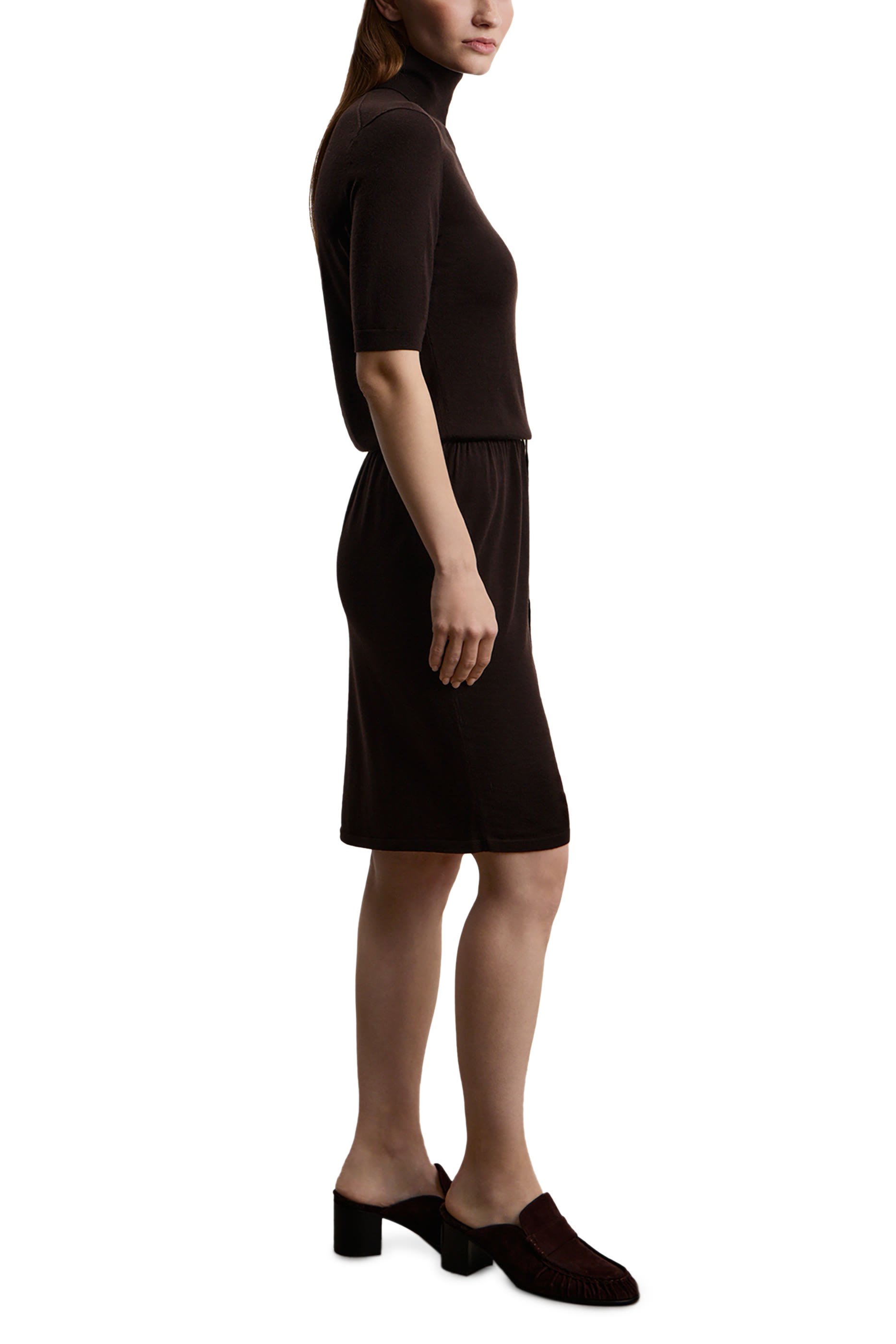 بلوزة بياقة عالية حرير