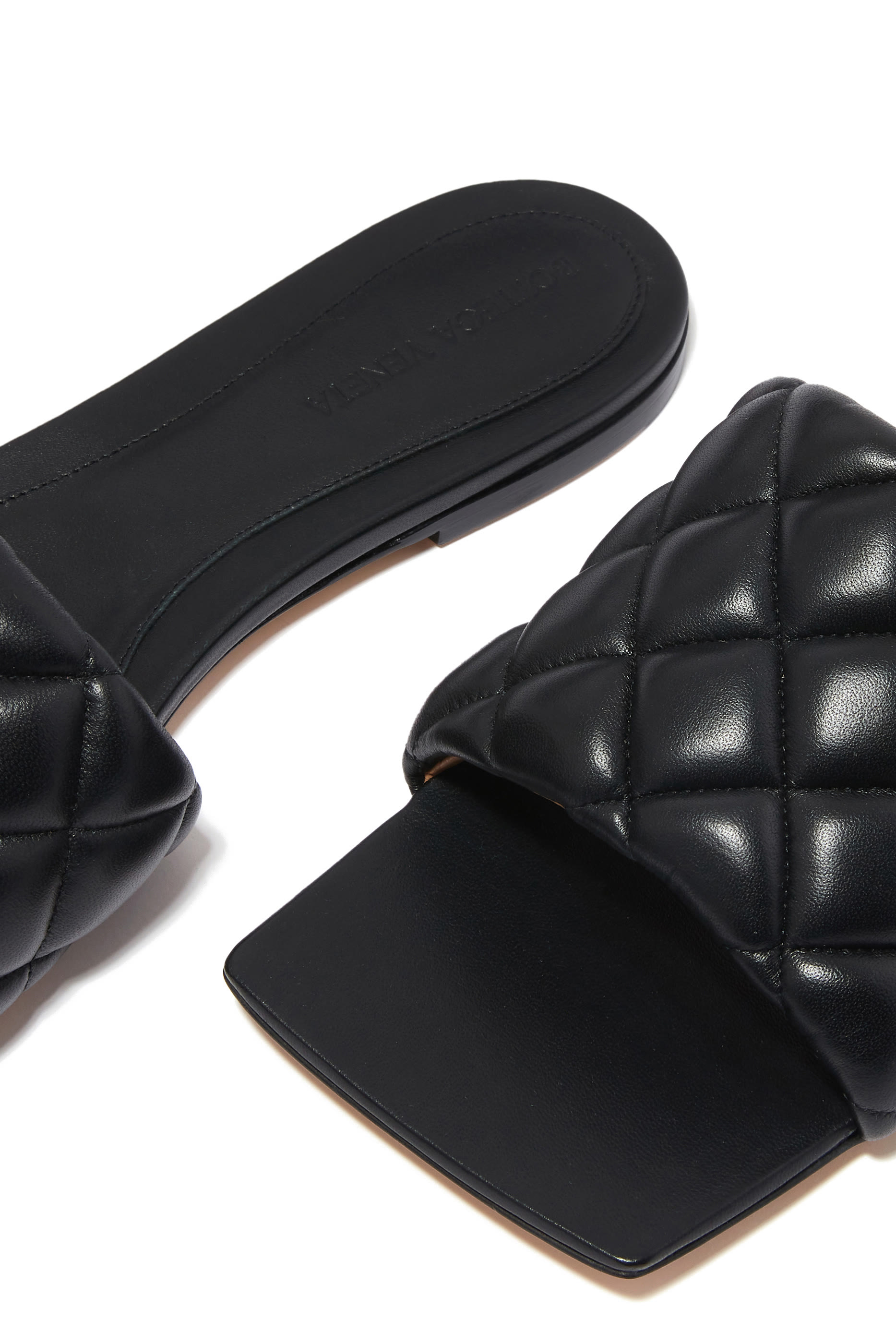 صندل مبطن بكعب مسطح