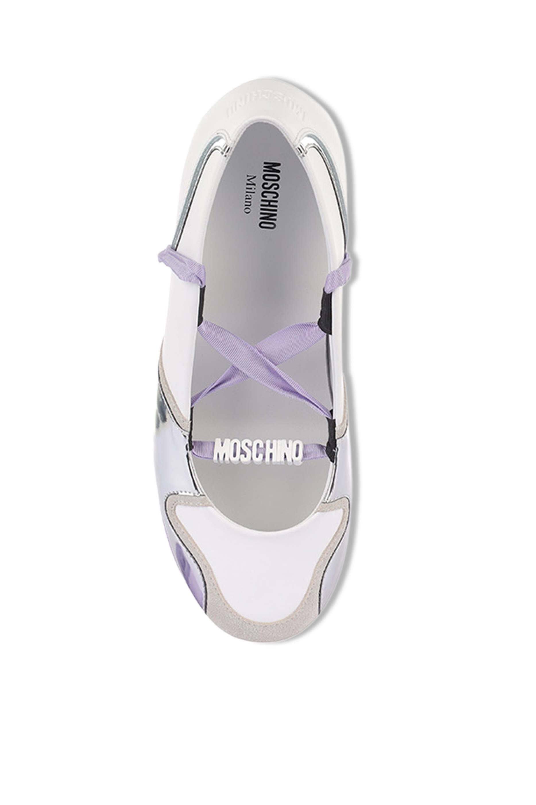 حذاء بالرينا بنعل مسطح وتفاصيل عاكسة