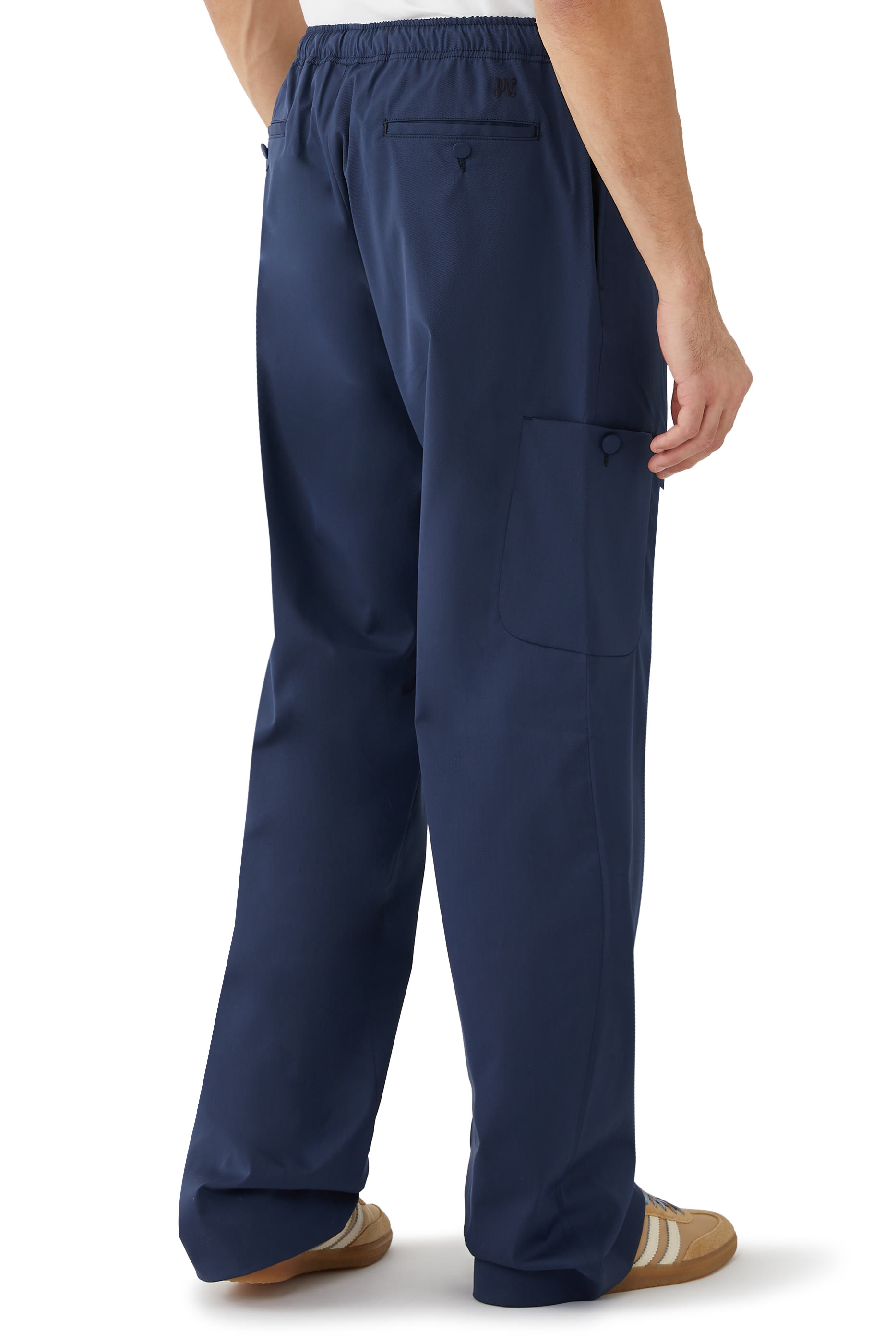 بنطال بقصة فضفاضة وشعار الماركة